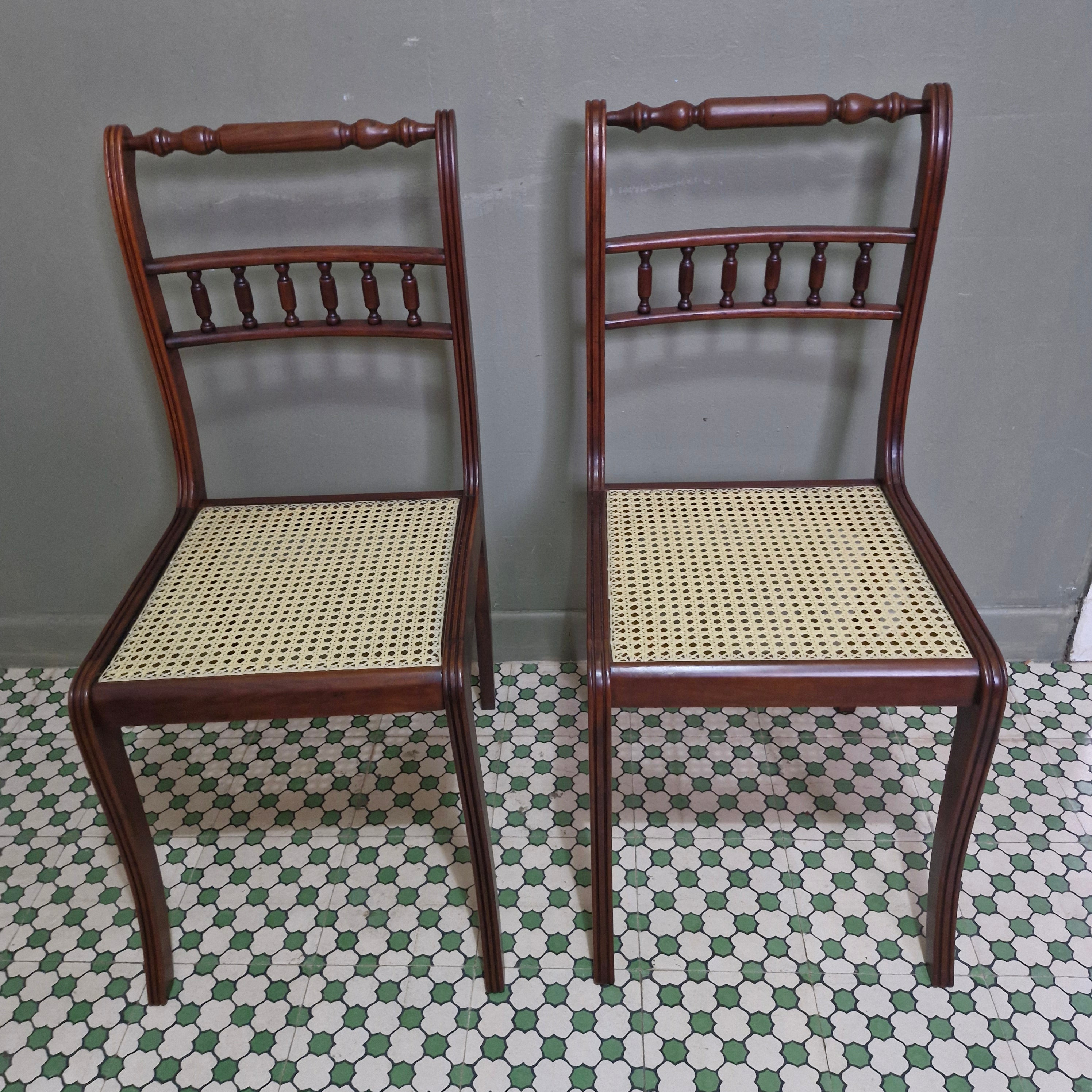 Conjunto com 6 Cadeiras estilo colonial em madeira e assento em palhinha - restauradas 