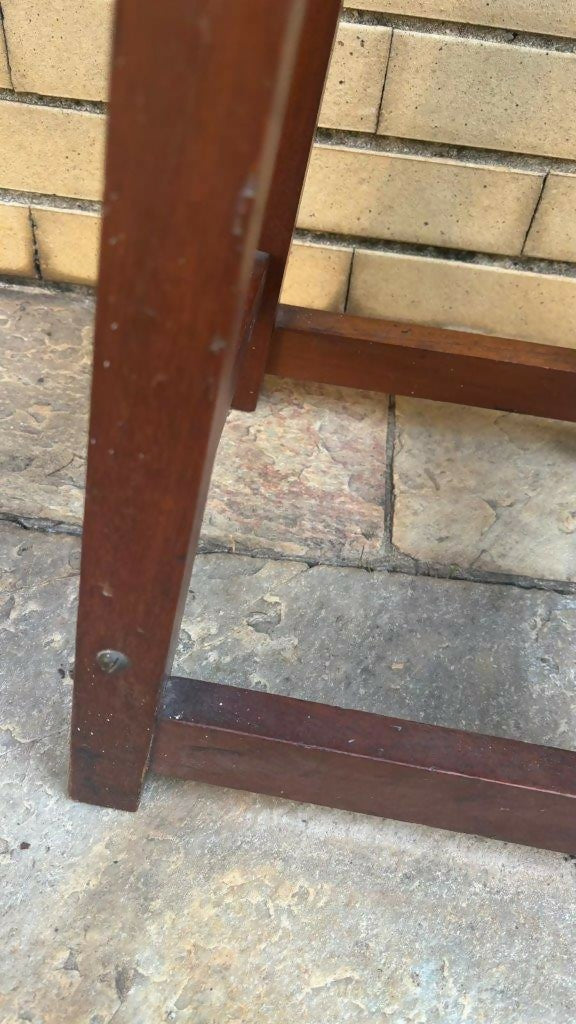 Banqueta em madeira maciça