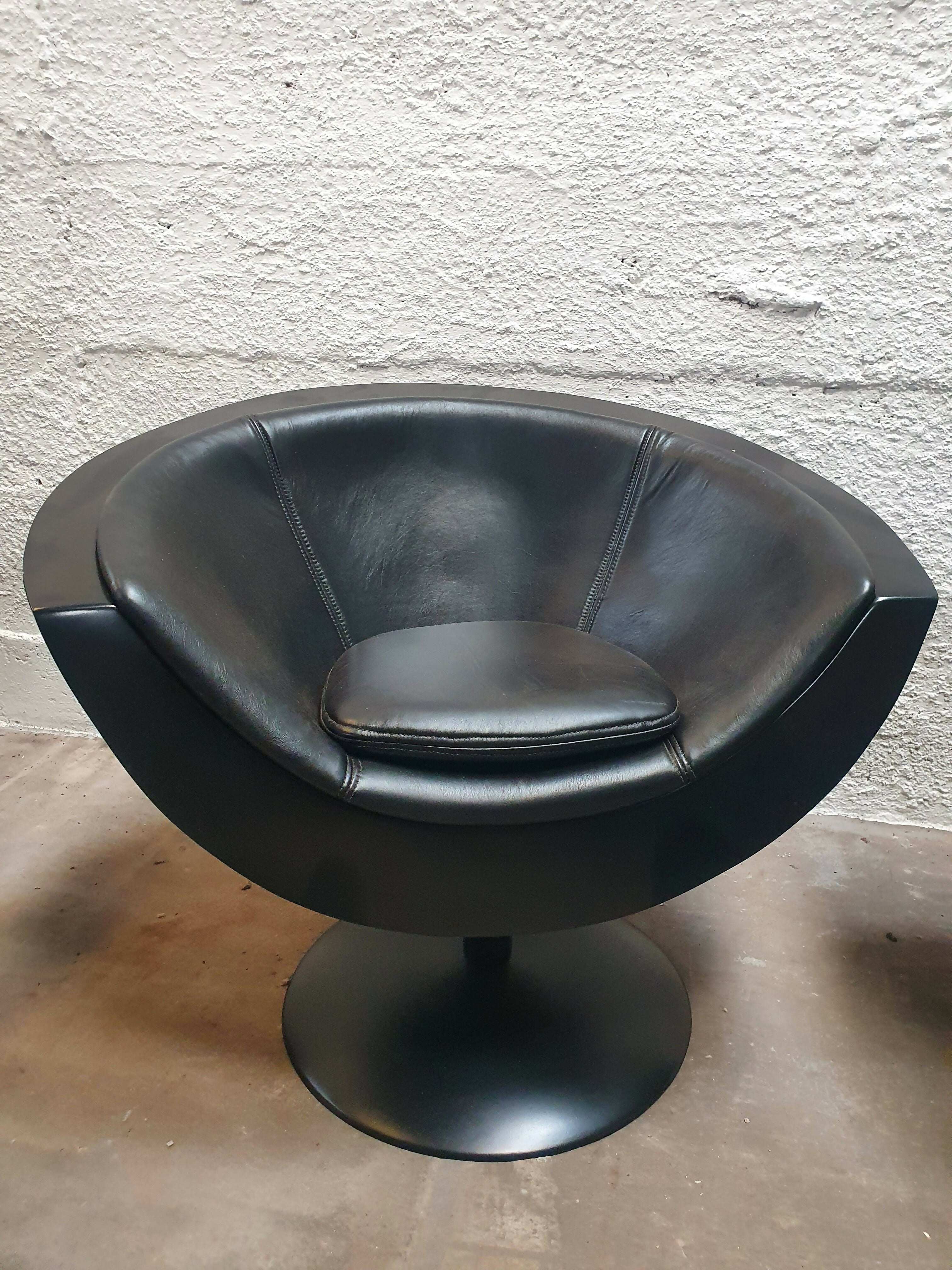 Poltronas Concha anos 80 em fibra e couro (restauradas)