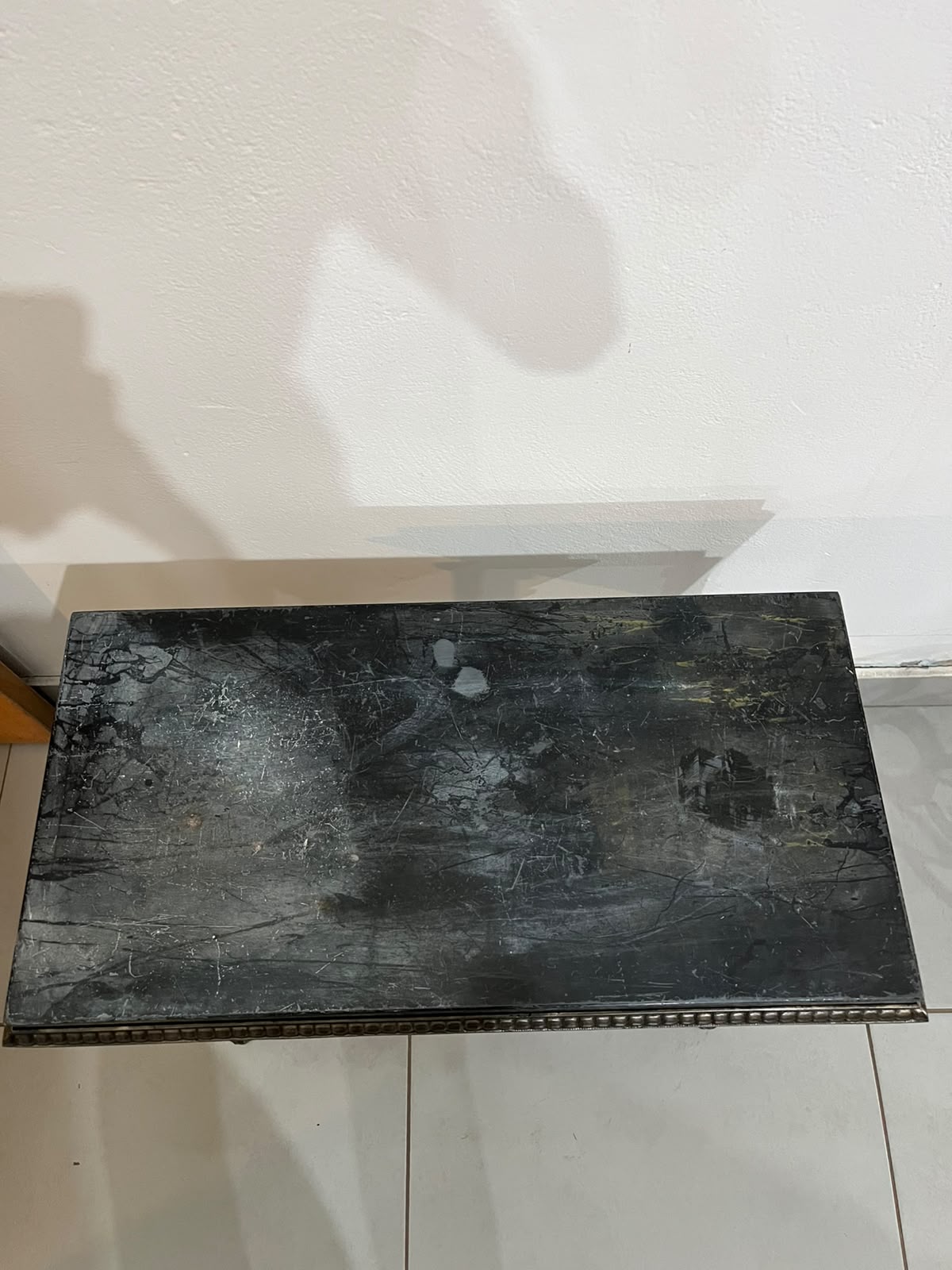 Antiga Mesa Lateral Retangular com Tampo em Mármore e Estrutura em Metal Trabalhado