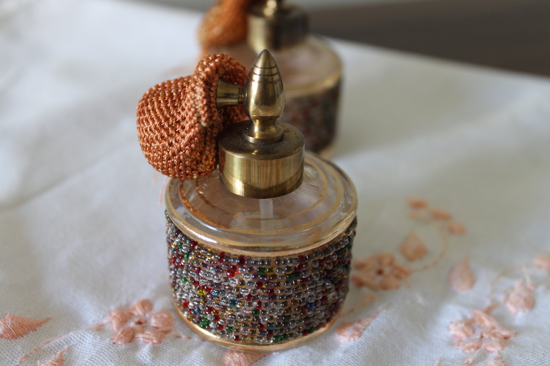 Par de Porta-Perfumes Vintage com Contas Coloridas e Tassel