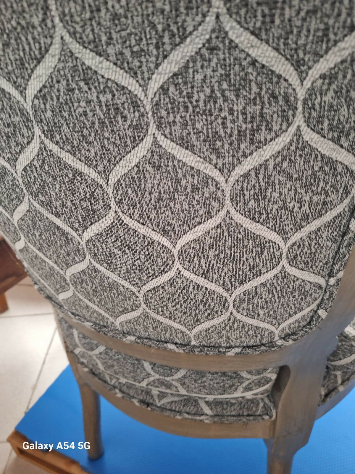 Poltrona com estofado estampado