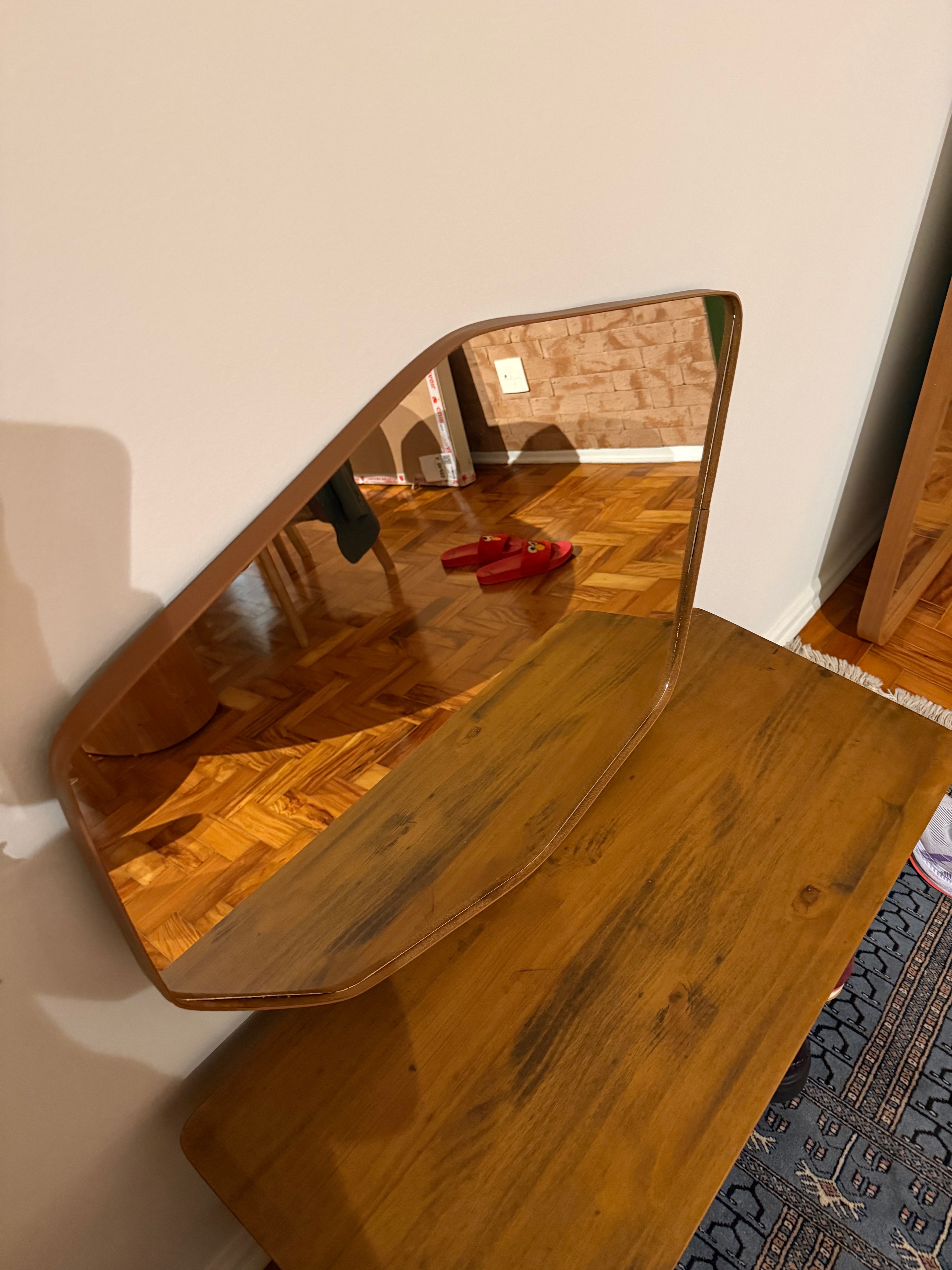 Espelho modernista forma orgânica com borda em couro 