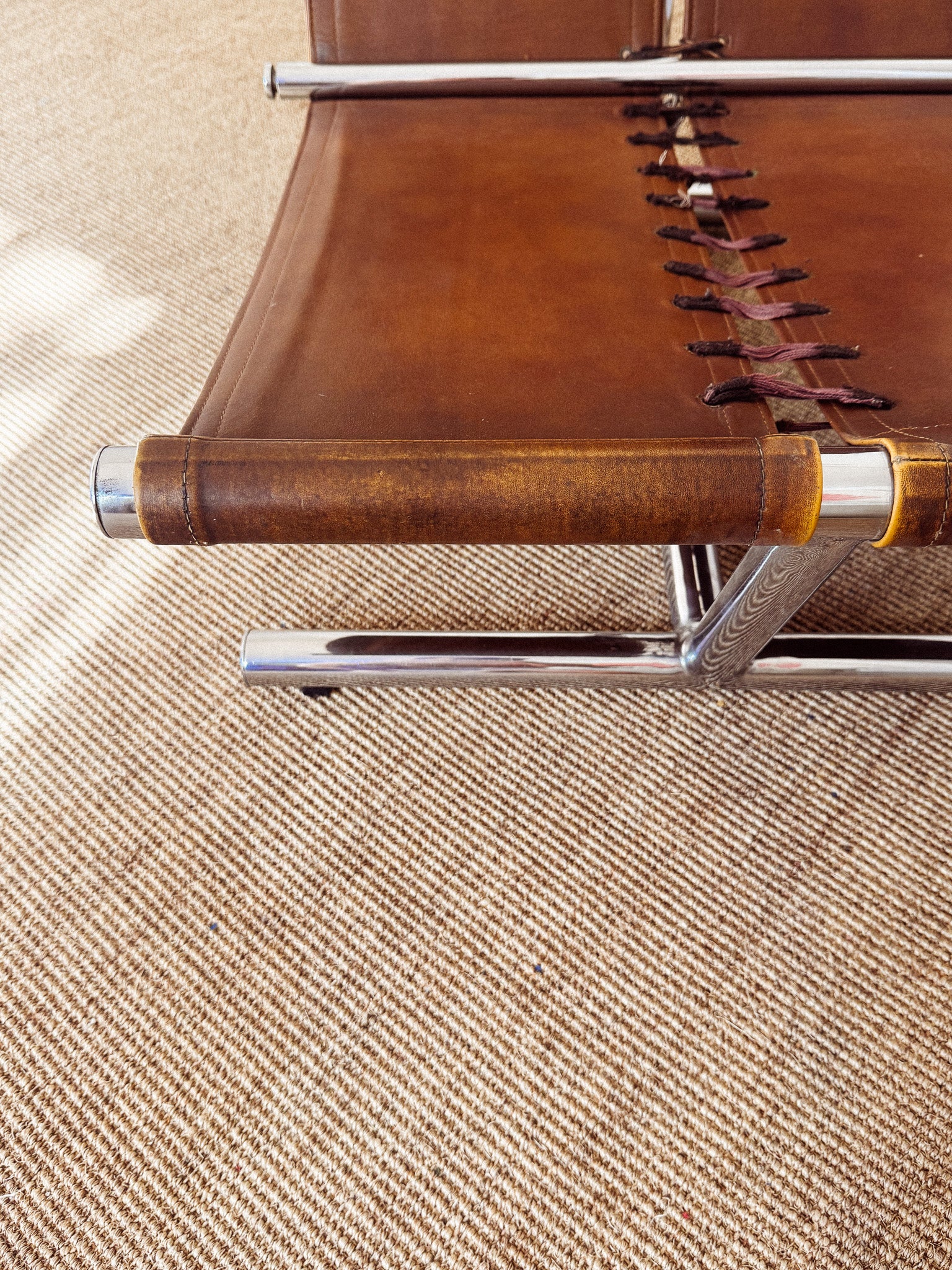 Poltrona Novo Rumo em metal tubular cromado e couro natural marrom 