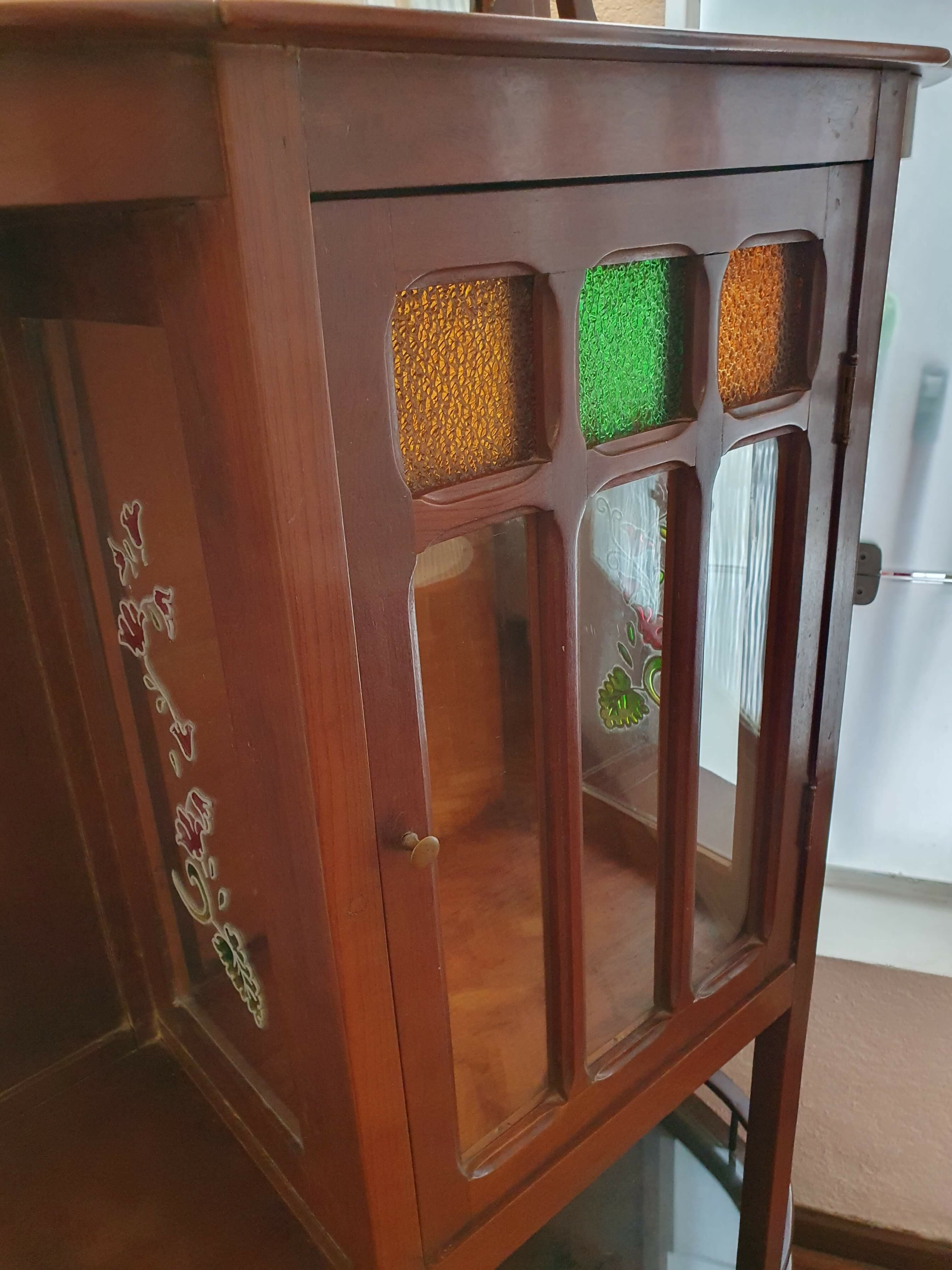 ANTIGA VITRINE (PEQUENA CRISTALEIRA)