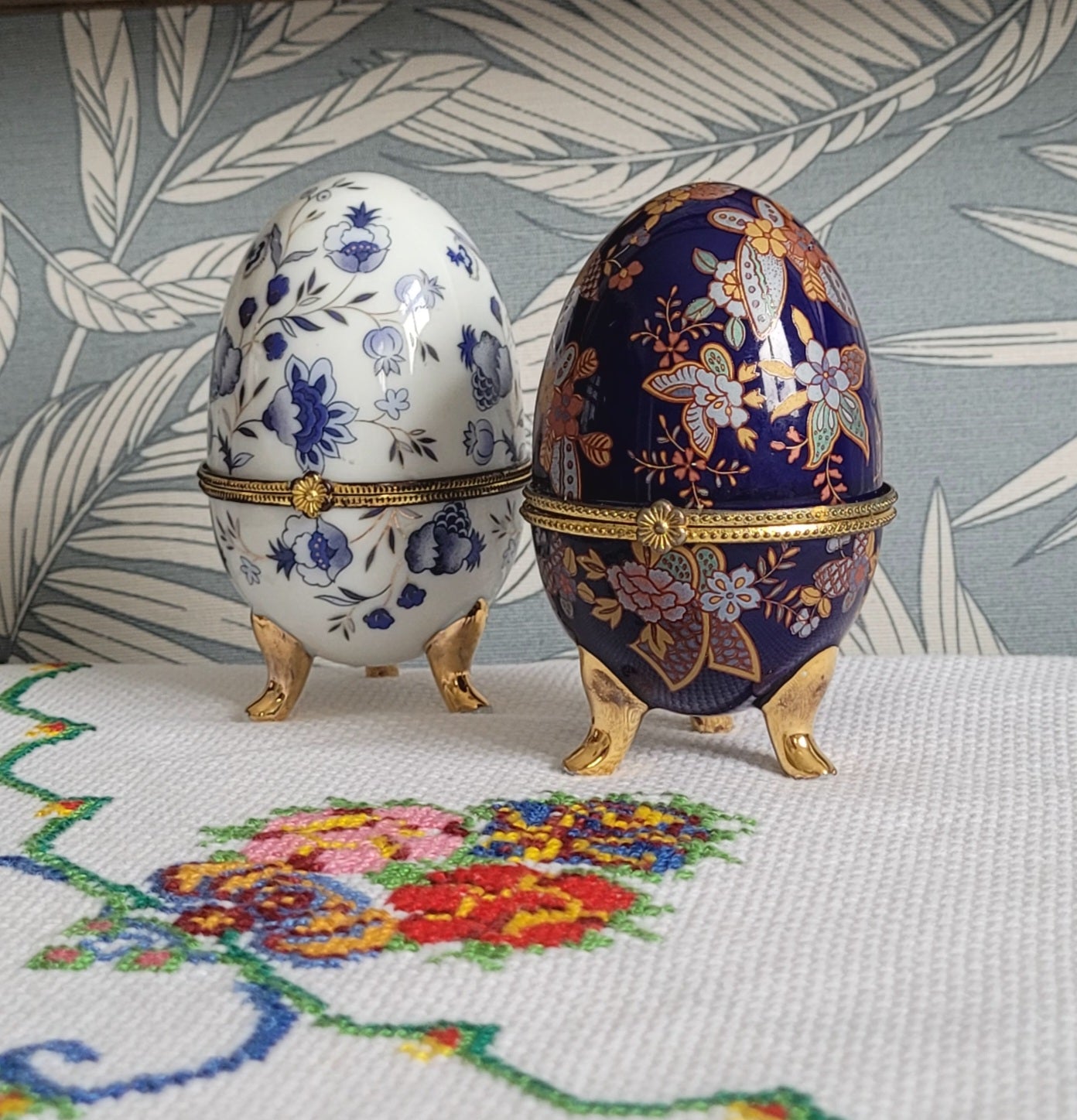 Par de Caixinhas em porcelana russa no formato de ovos estilo Fabergé