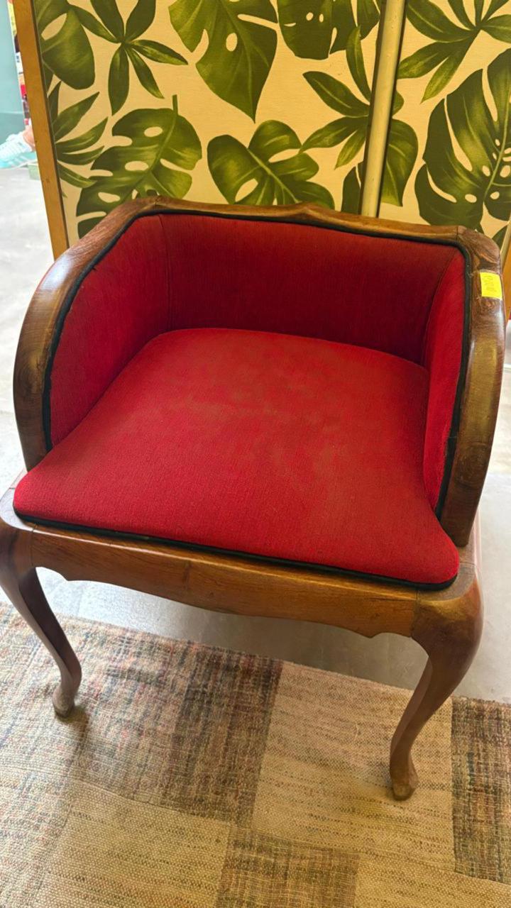 Poltrona clássica estilo Luis XV em madeira com estofado vermelho 