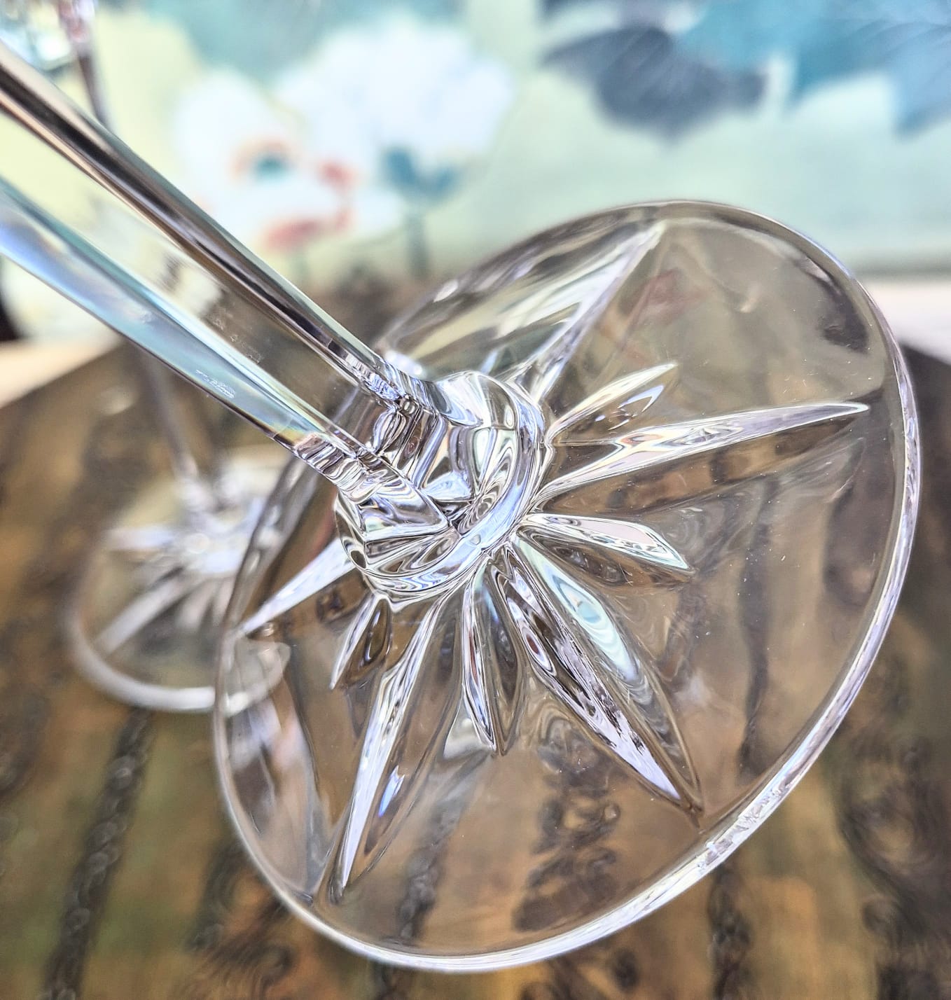 Par de castiçais feitos em cristal de chumbo alemão para Mikasa. Pertencem à renomada e muito elegante coleção "Golden Tiara". Na birda um delicado fio de ouro 24k.