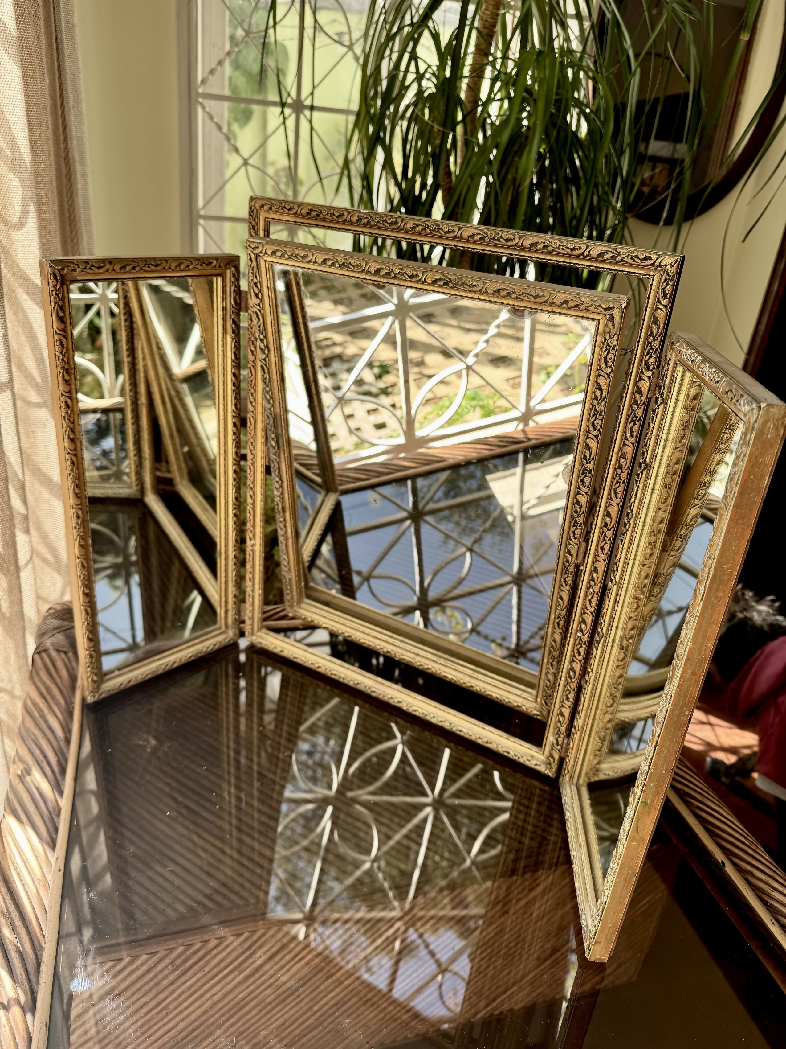 Lindo e antigo espelho esculpido em madeira com abas laterais