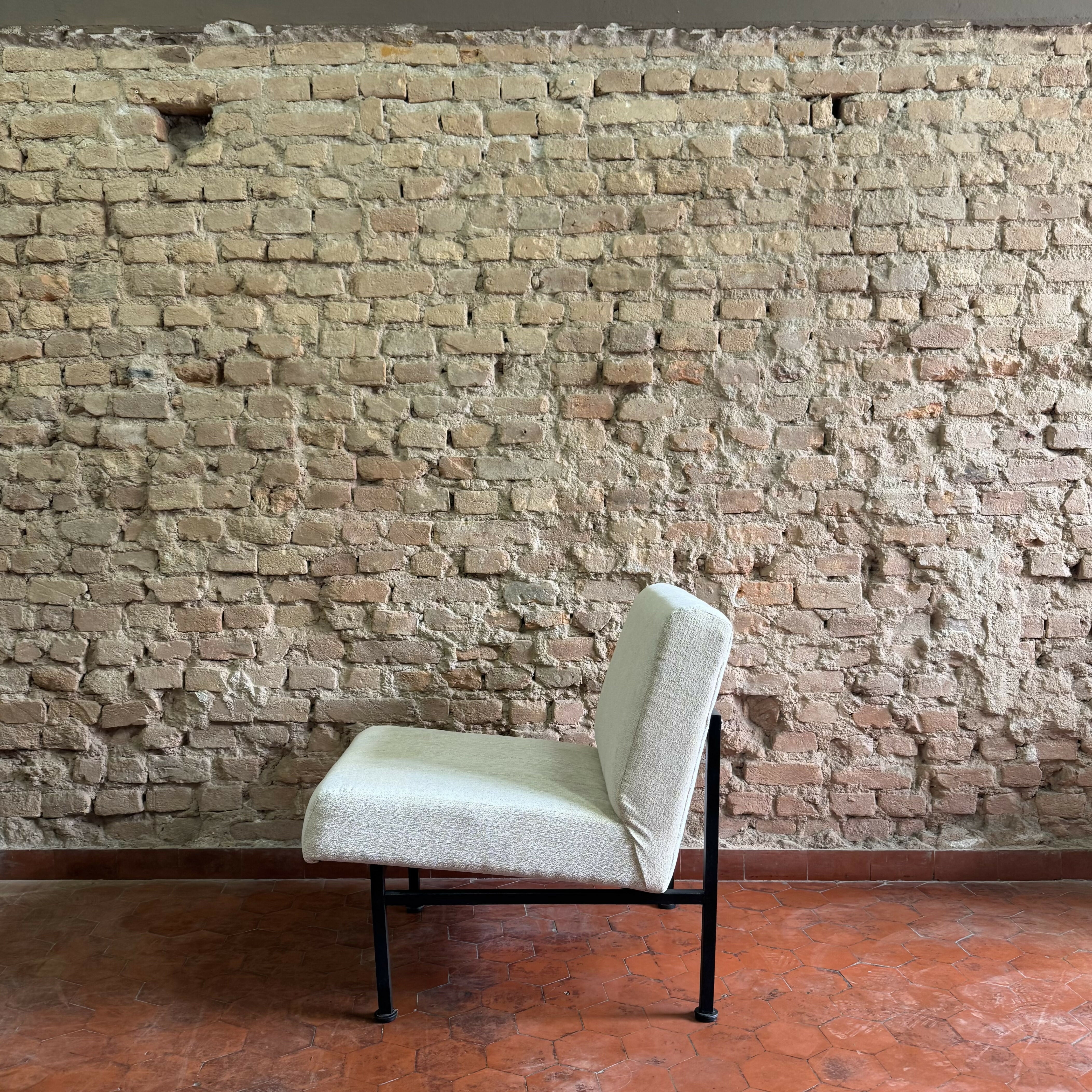 Poltrona antiga em linhão off White - restaurada