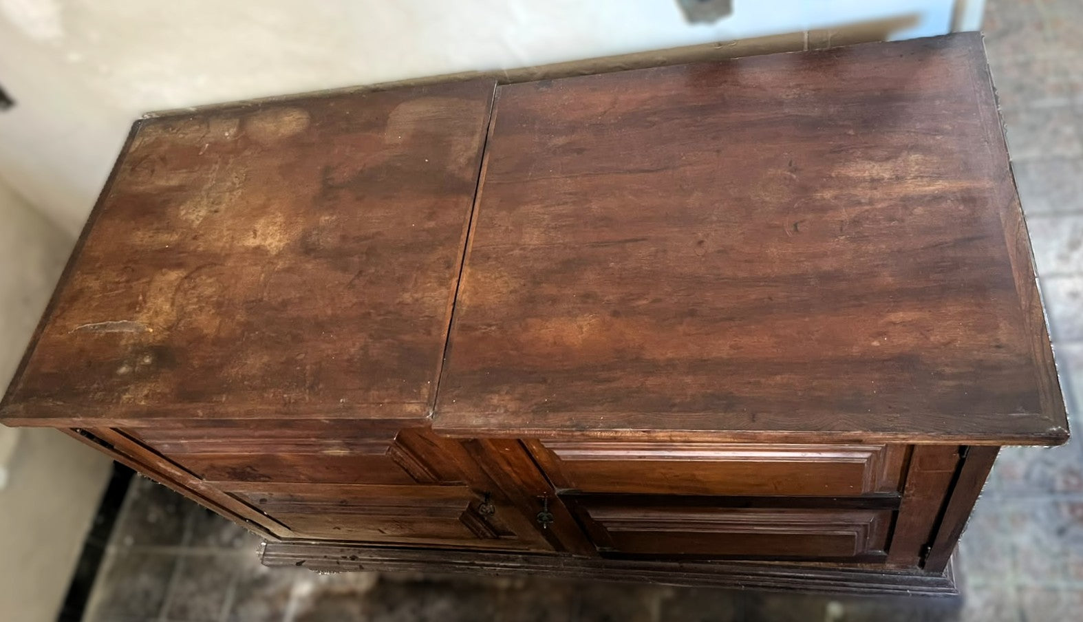 Pequeno Buffet em madeira maciça