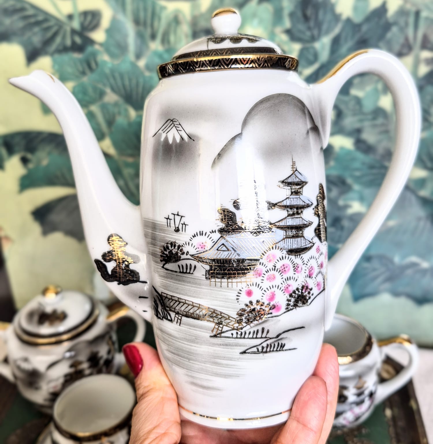 Jogo para café em porcelana casca de ovo vintage japonesa Kutani, da década de 40, maravilhoso,  em perfeito estado. As xícaras tem a gueixa no fundo. 11 peças.