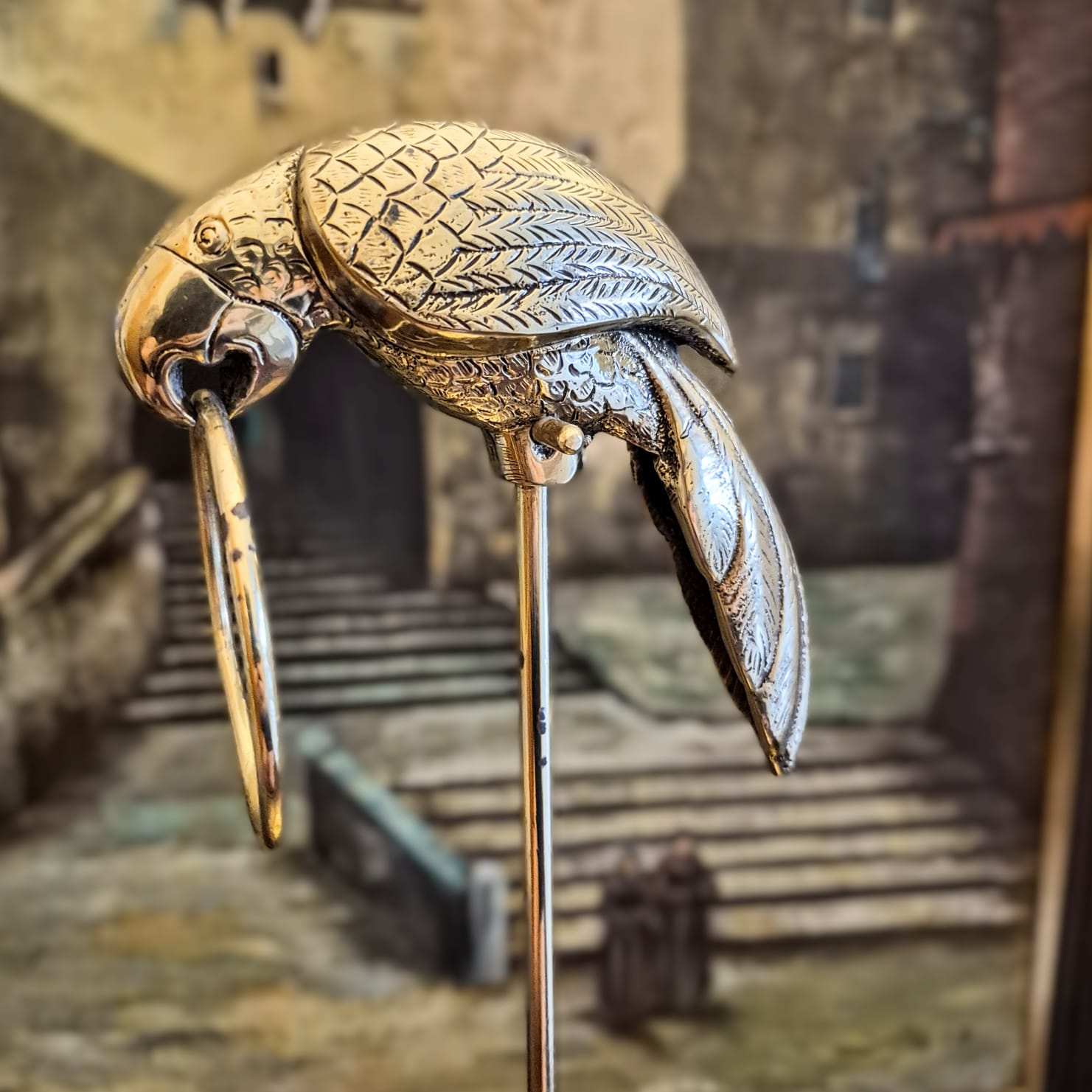 Porta toalhas feito em bronze maciço (o papagaio) e latão (a base). Perfeito e uma graça!