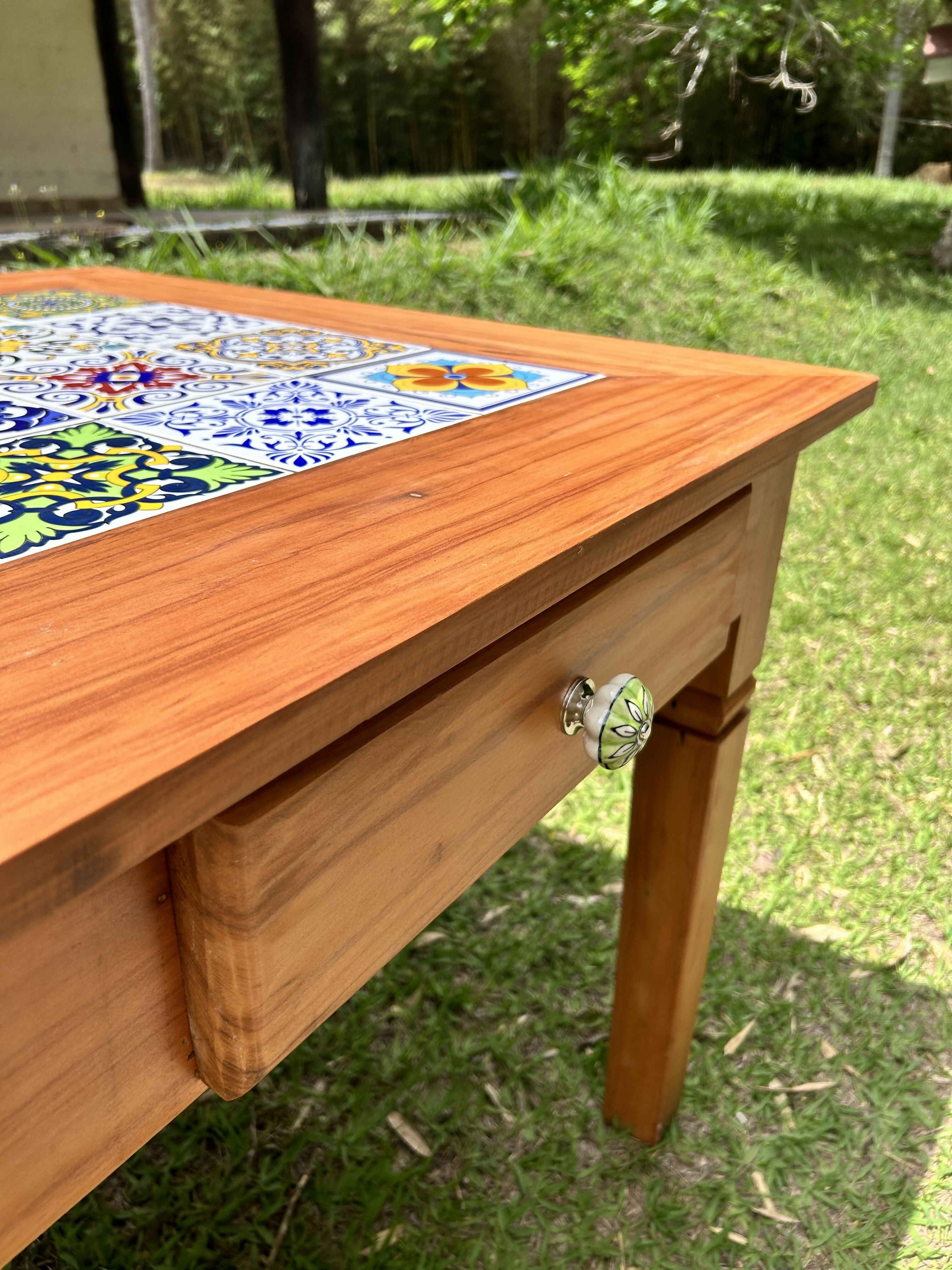 Mesa com azulejos