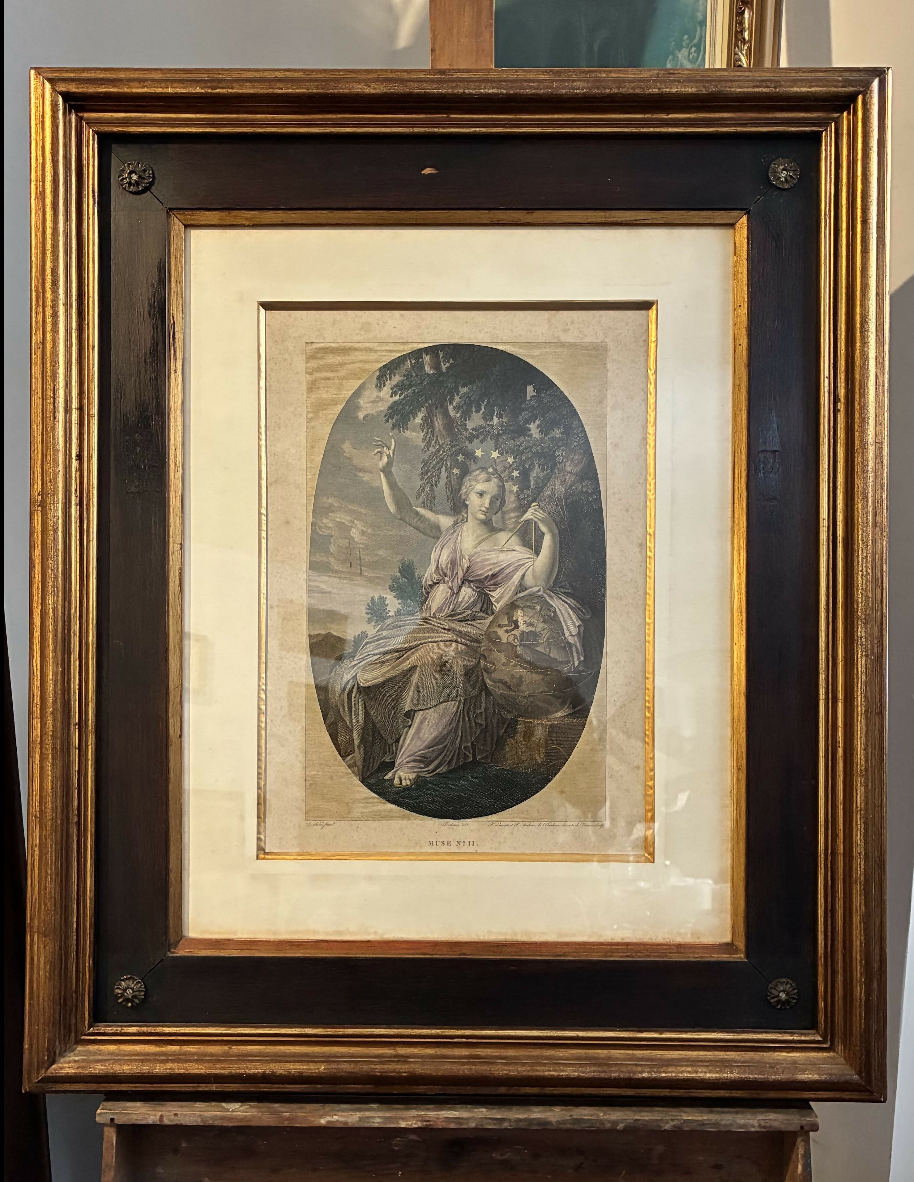 QUADRO COM GRAVURA ANTIGA DE FIGURA FEMININA