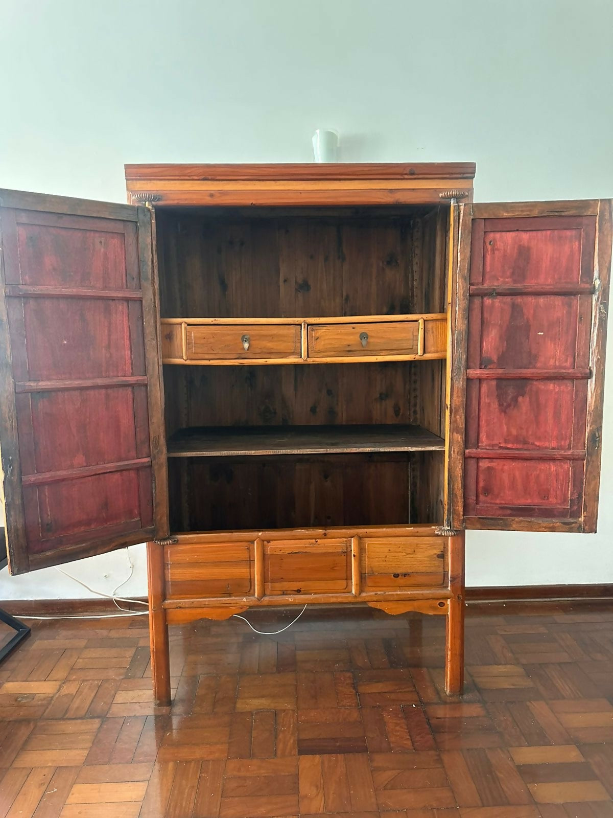 Lindo e raro armario / louceiro Dinastia Qing em madeira Ulmus, esta perfeito!