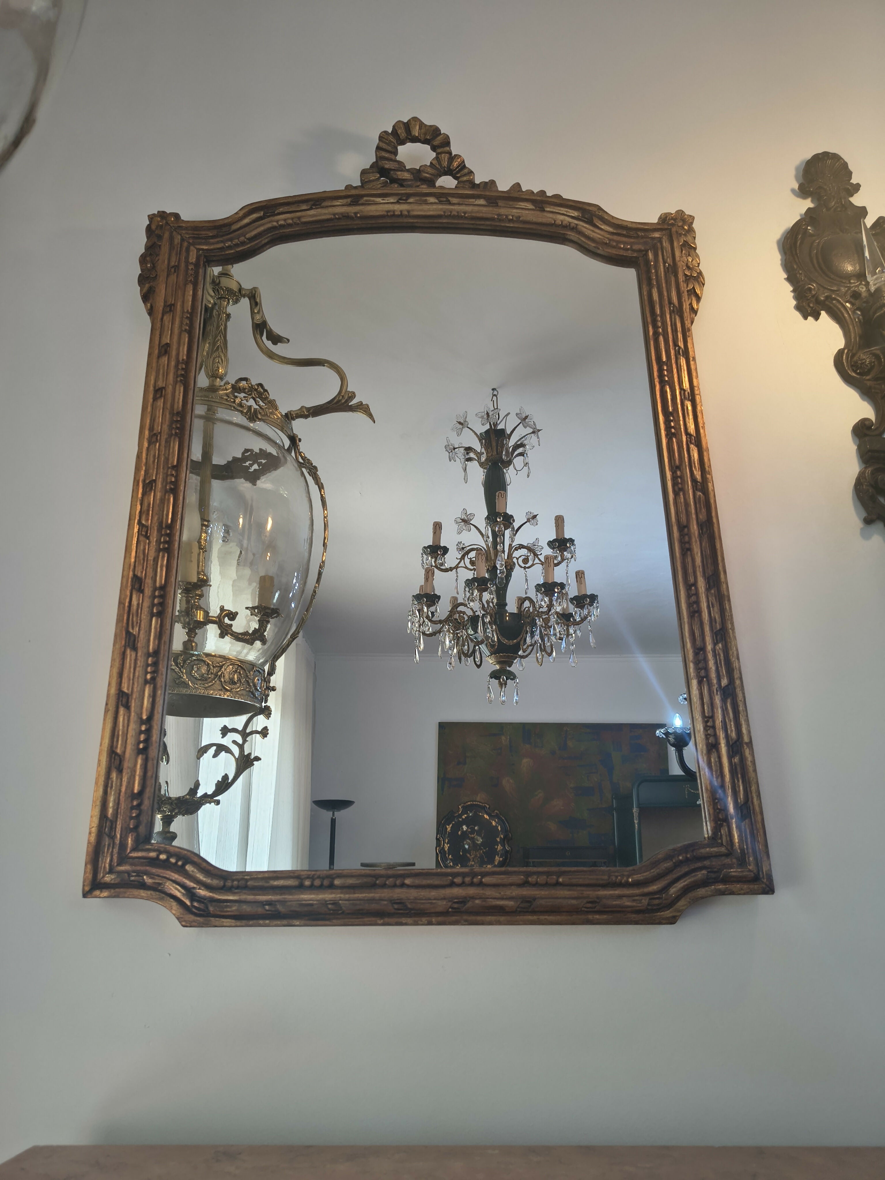 Espelho antigo em madeira entalhada dourada