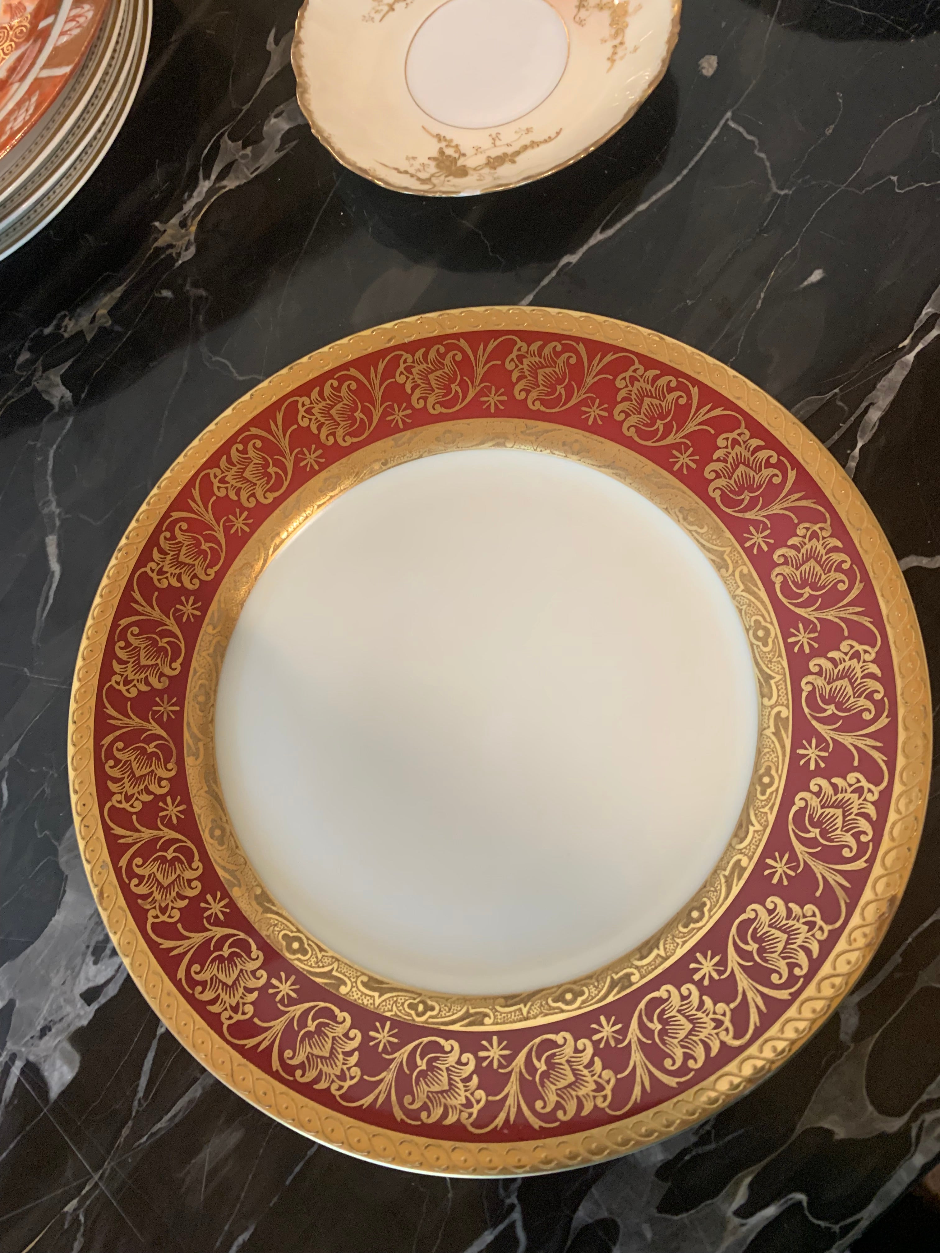 Espetacular e muito antigo prato em porcelana para coleção marca Puls em dourado e vermelho 