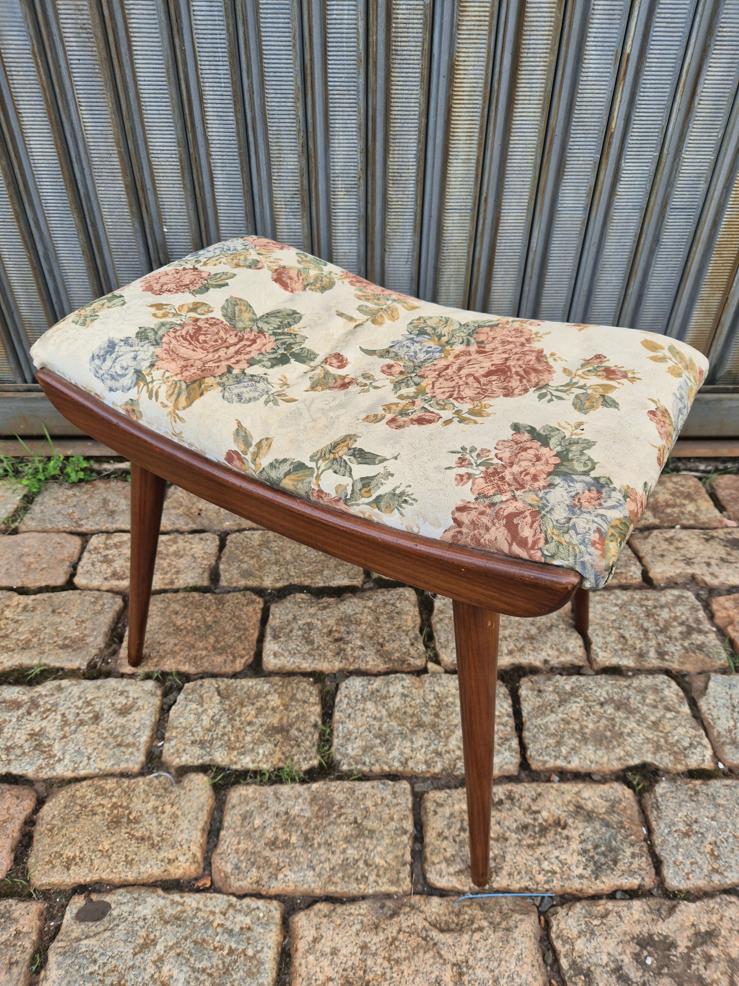 Banqueta anos 60 pé palito estofado com Gobelin