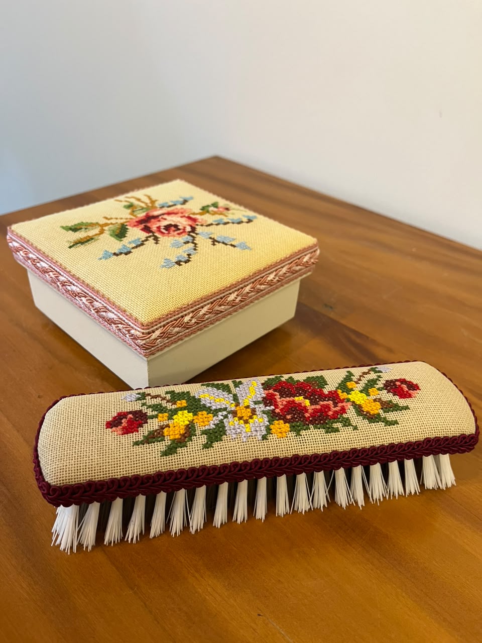 Conjunto vintage de caixa organizadora e escova com bordado floral – 2 peças