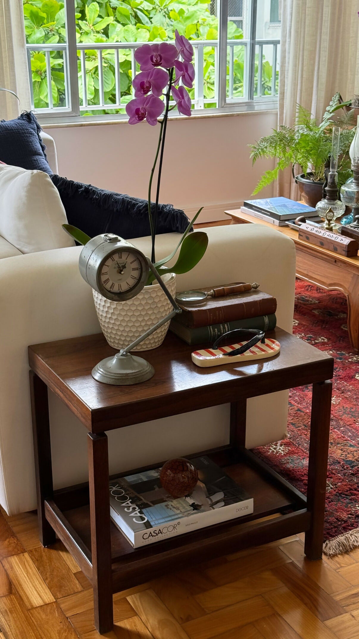 Mesa de canto em Jacarandá Maciço