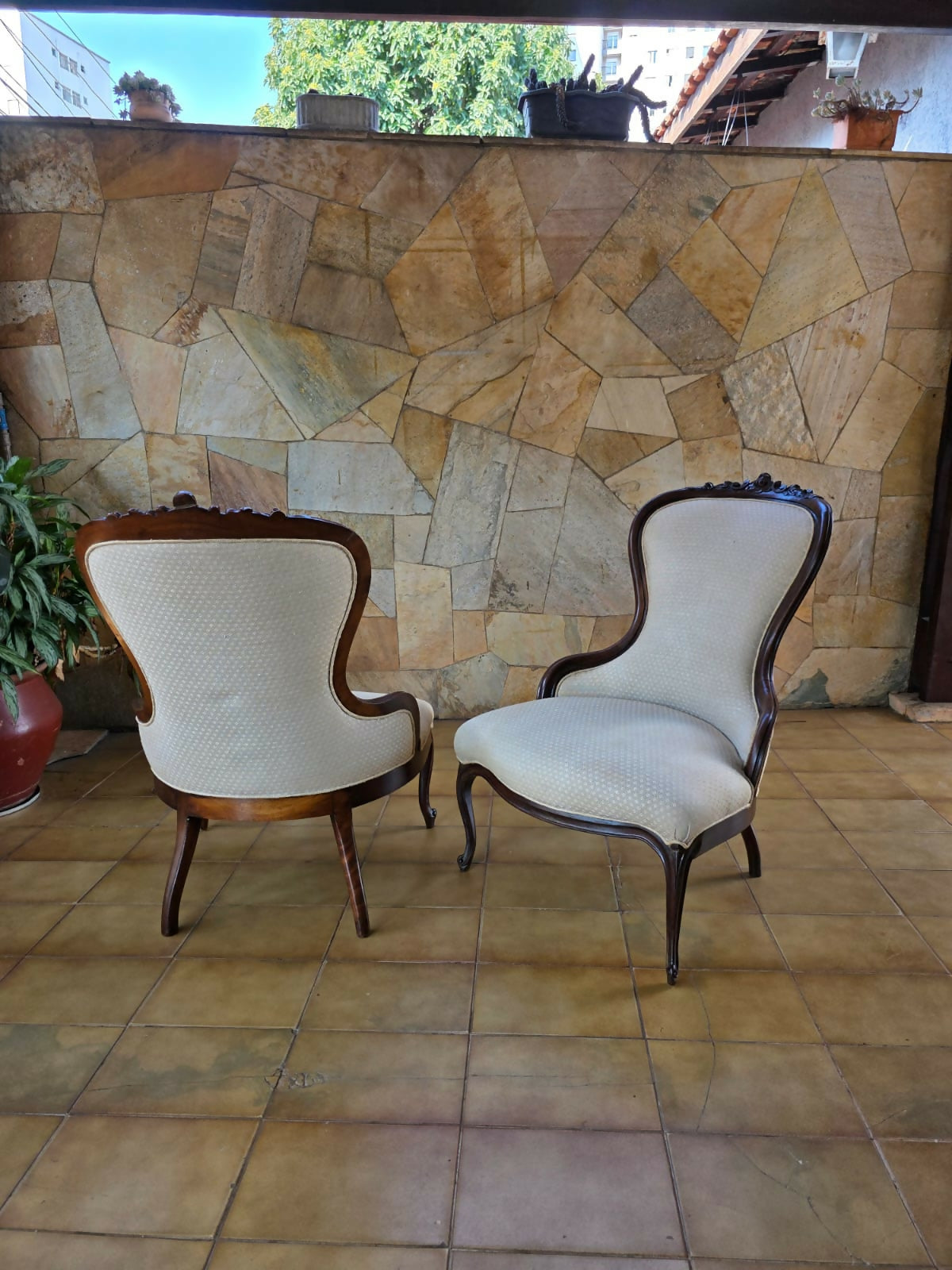 Par de Poltronas Vitorianas anos 50 em madeira maciça talhada