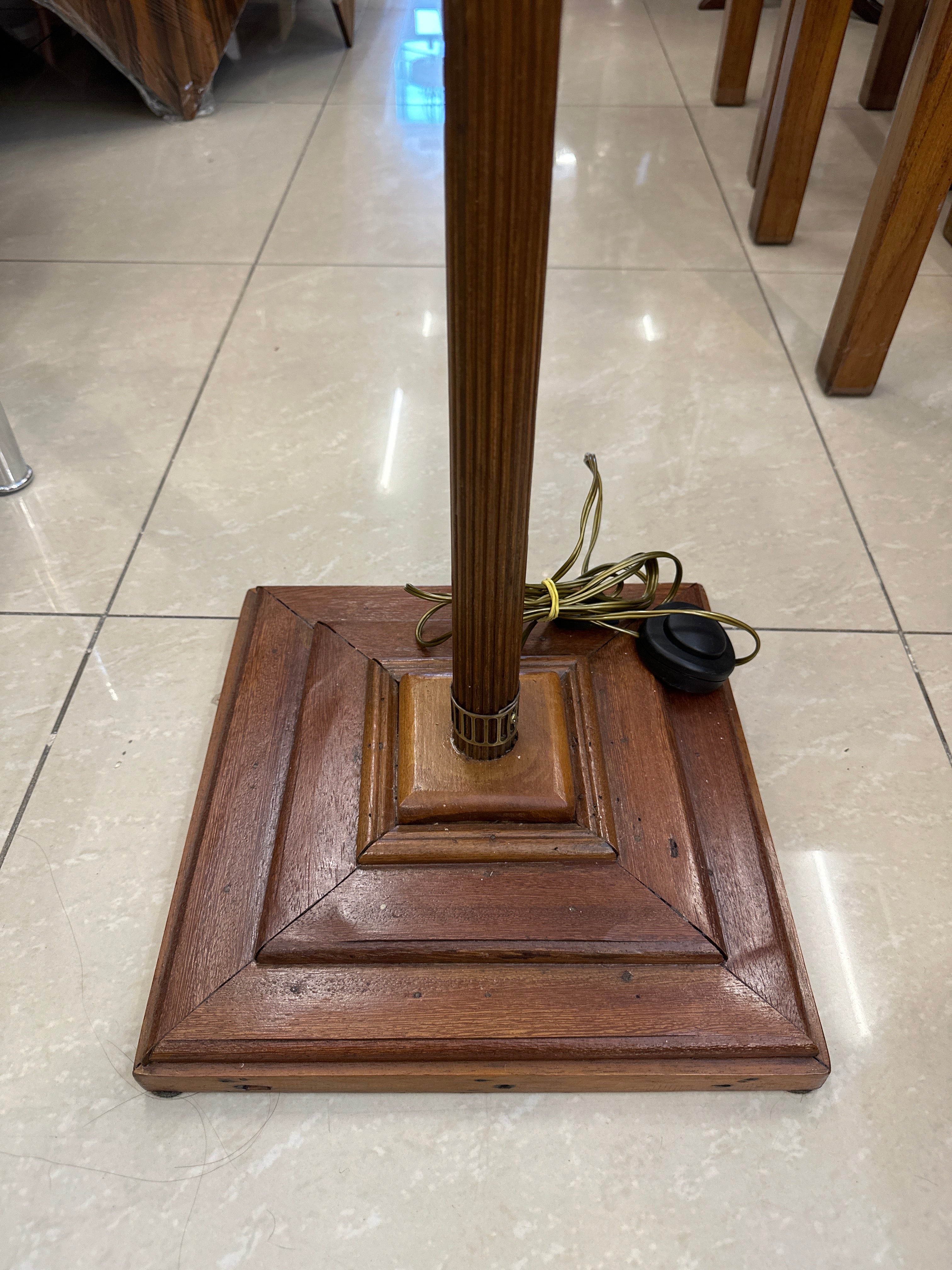Luminária de Piso Art Deco com base quadrada em madeira e cúpula em vidro fosco 