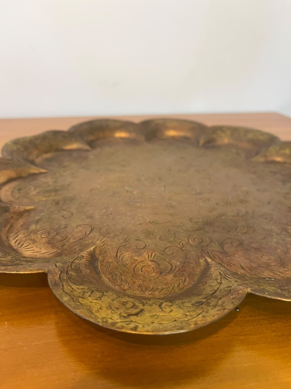 Bandeja Decorativa Oriental em Latão Gravado em formato floral 