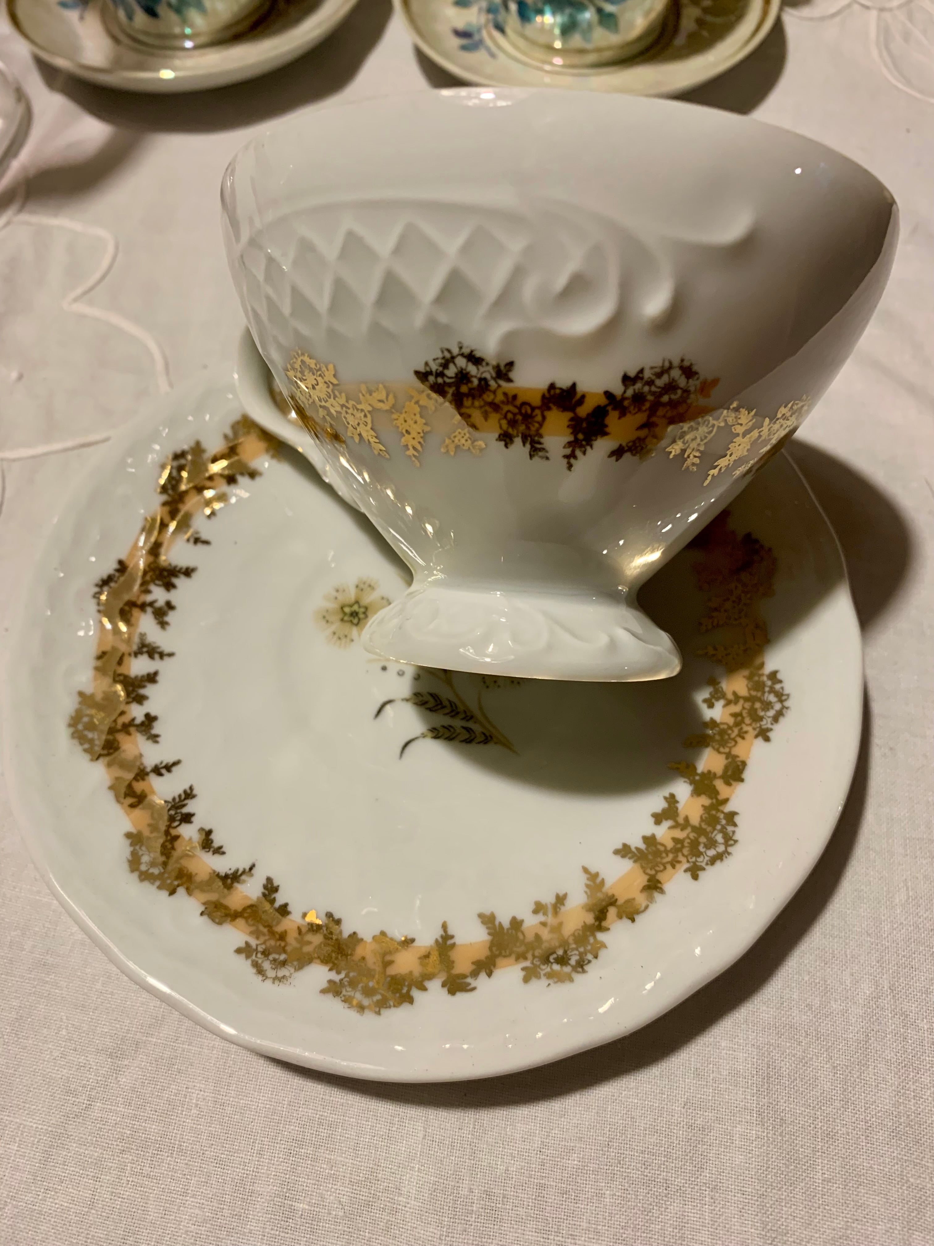 Espetacular xícara solteira em porcelana para coleção. com estampa floral dourada