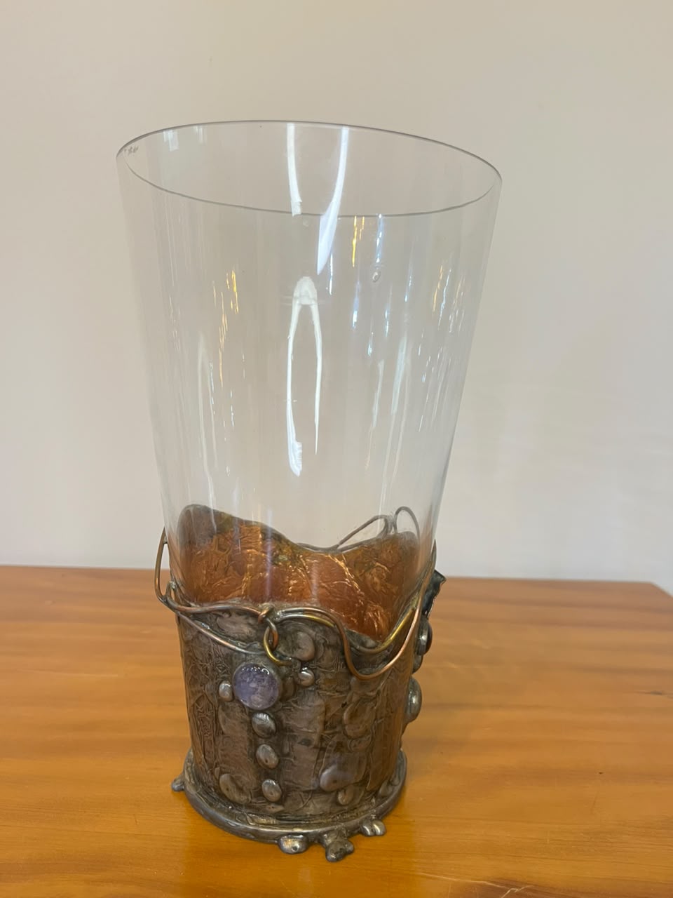 Vaso Decorativo em Vidro com Base Artesanal em Metal e pedras 
