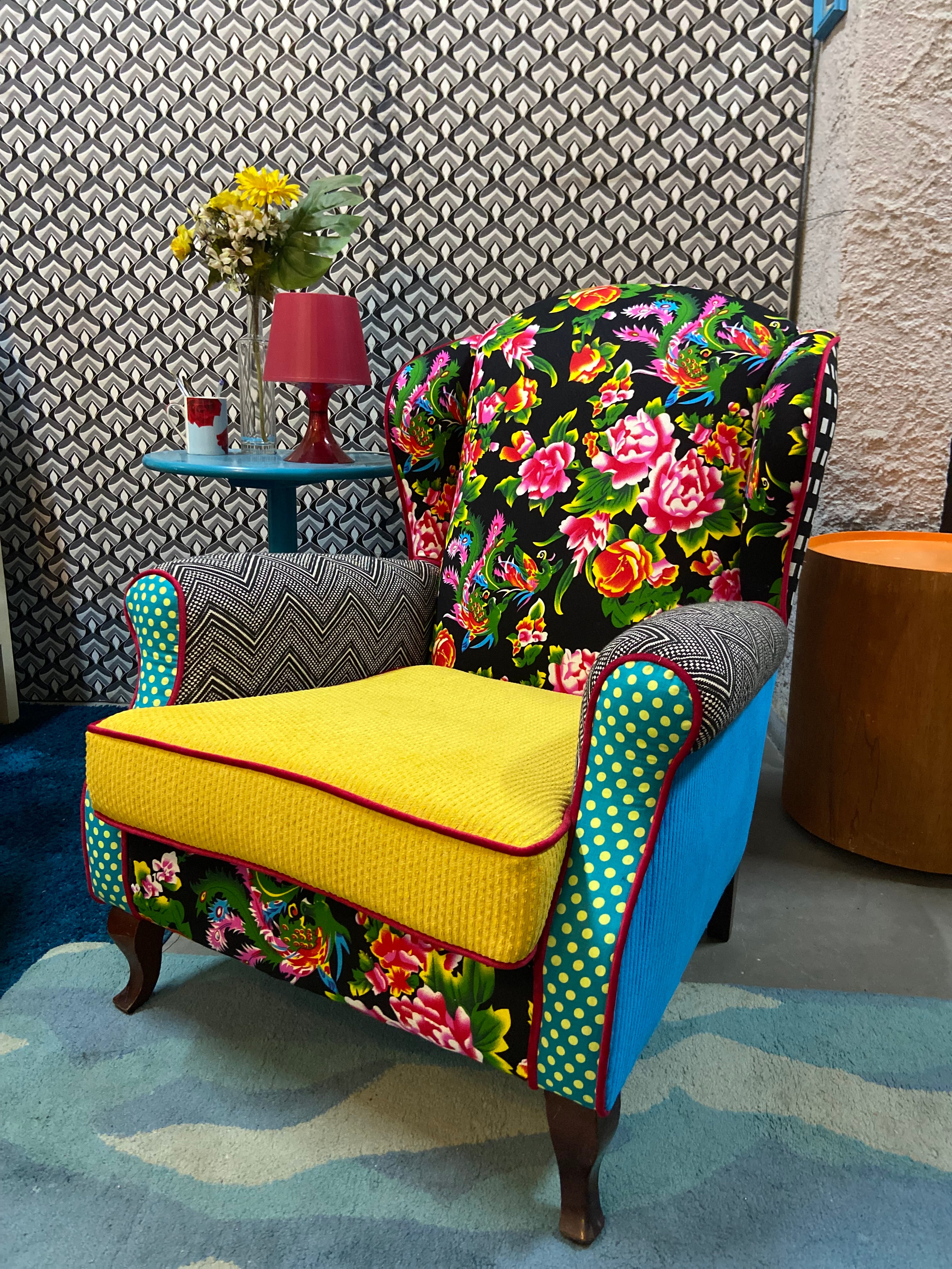 Poltrona Bergere Fiesta com tecidos estampados coloridos e assento amarelo 