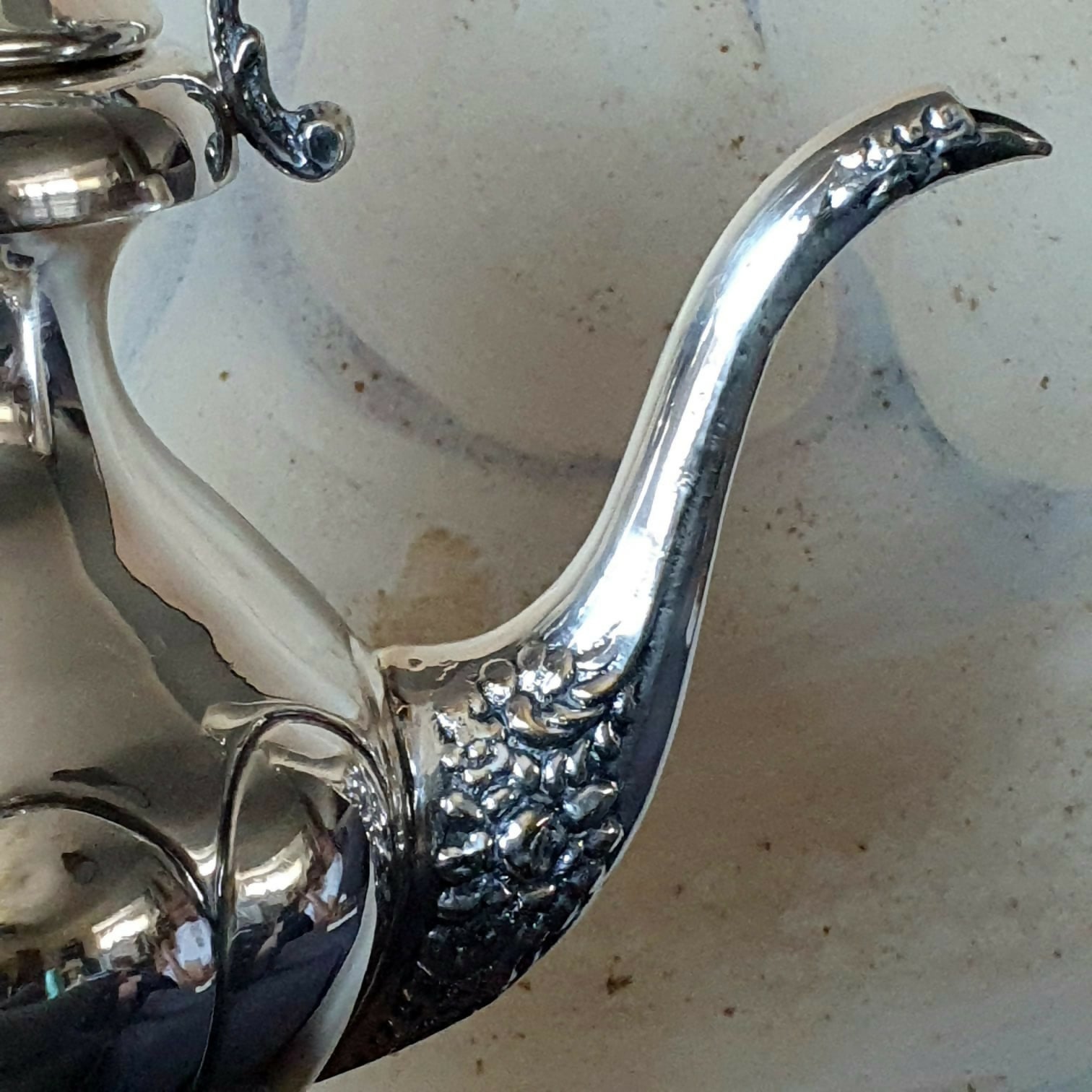 Samovar inglês antigo em metal espessurado a prata.