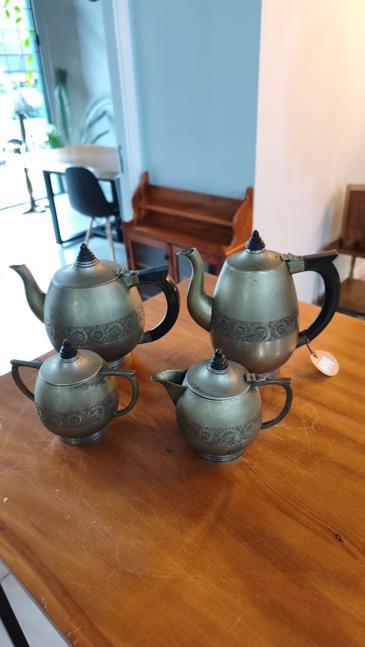 Conjunto Antigo para Chá e Café em Latão com Detalhes Florais – 4 Peças