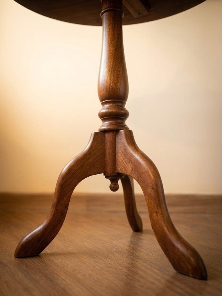 Mesa lateral com tampo oval em rádica e marchetaria