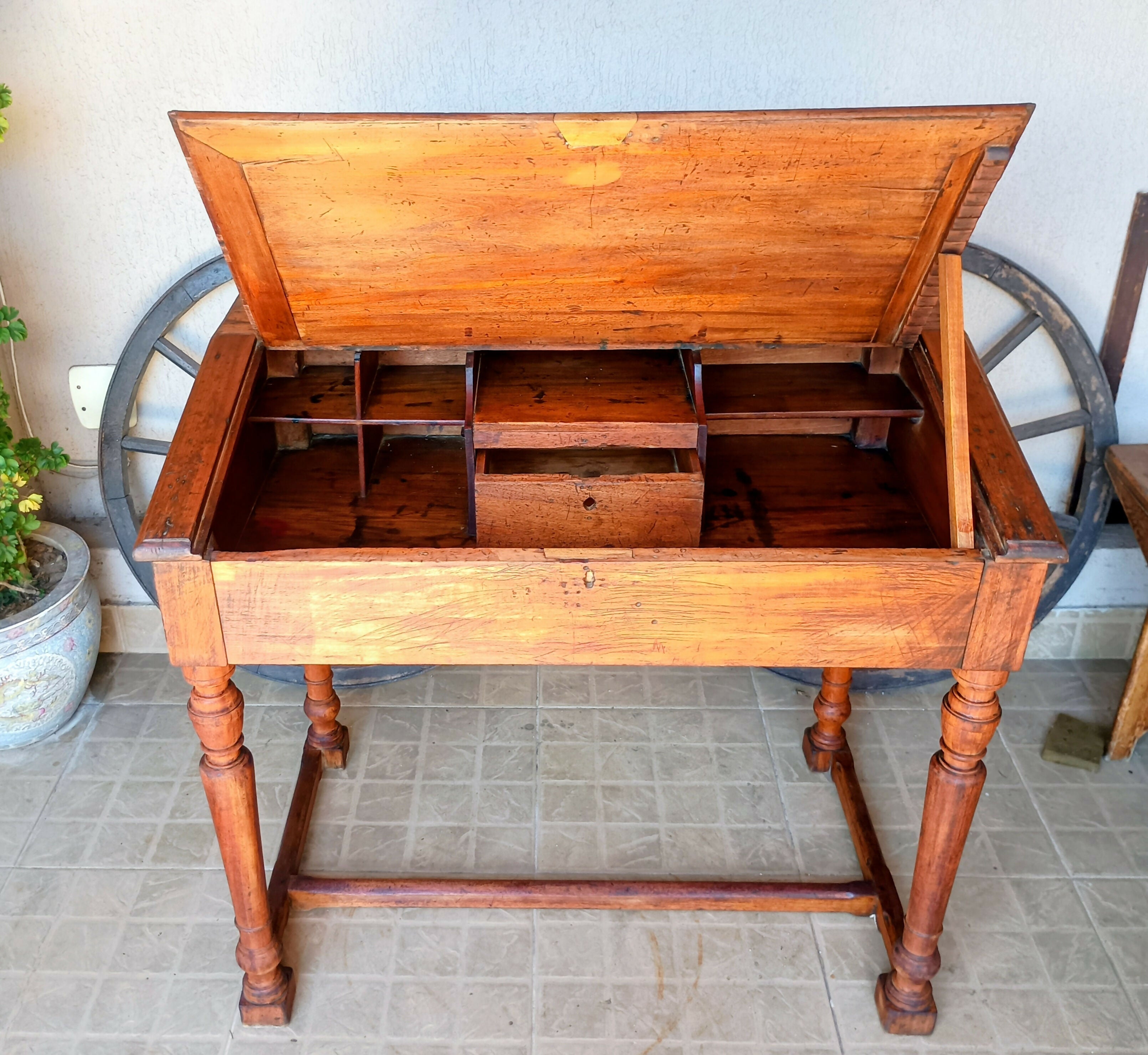 Escrivaninha com tampo basculante Brasil séc. XIX / XX