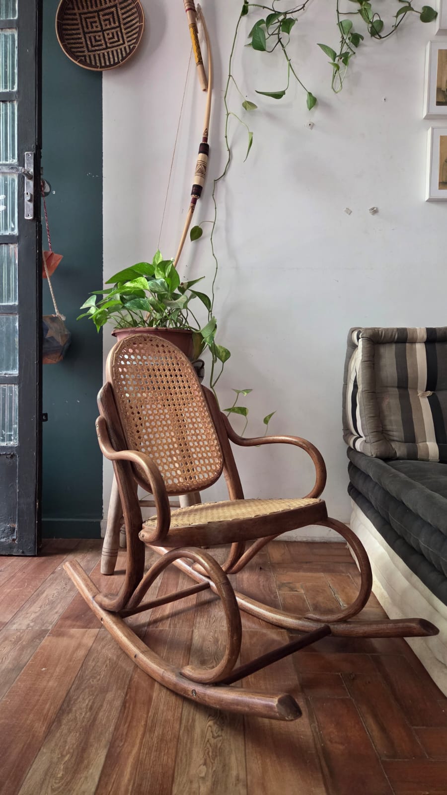 Antiga Cadeira De Balanço Infantil Estilo Thonet - restaurada 
