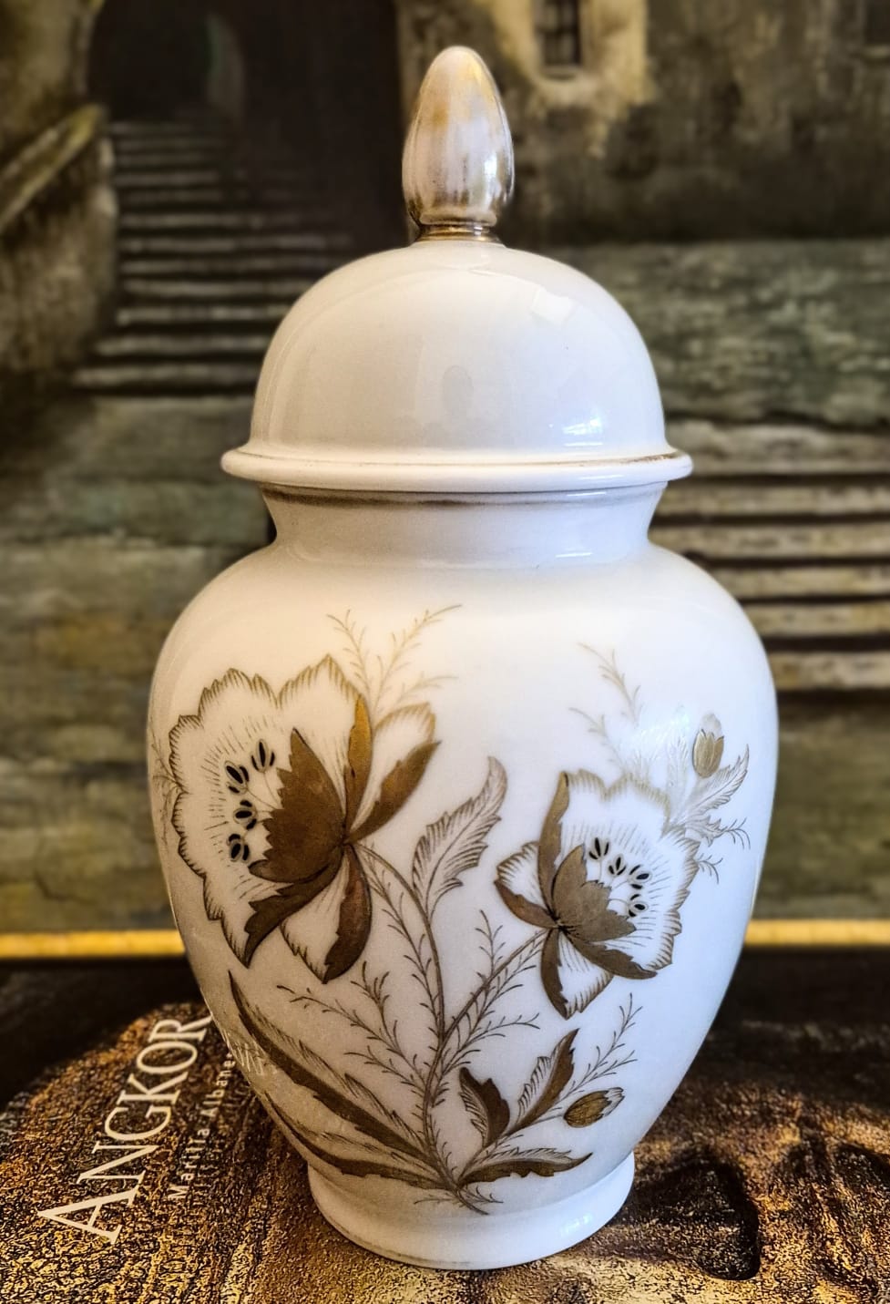 Potiche em porcelana finíssima alemã Bavaria Lindner Kueps, estilo Marlen, inteiro dourado à ouro.  