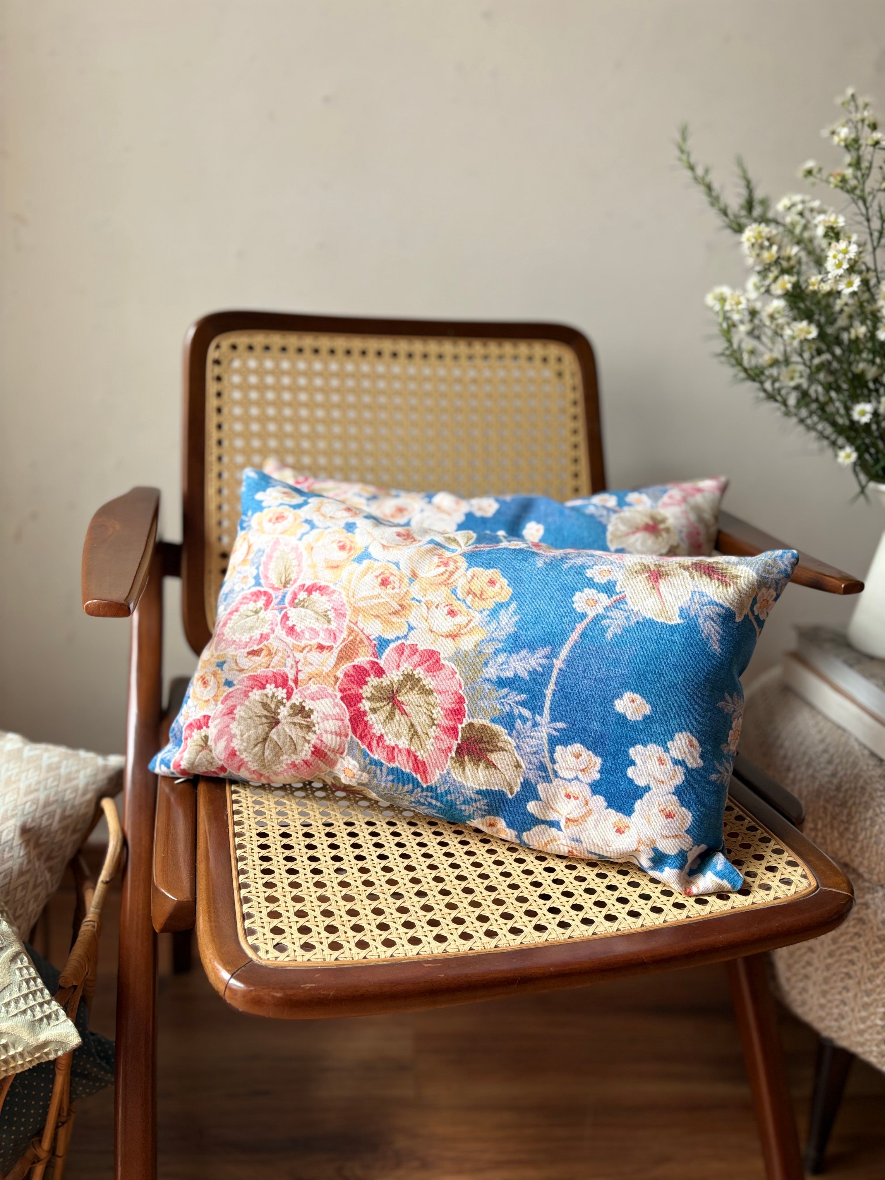 Almofada retangular com veludo estampado de flores