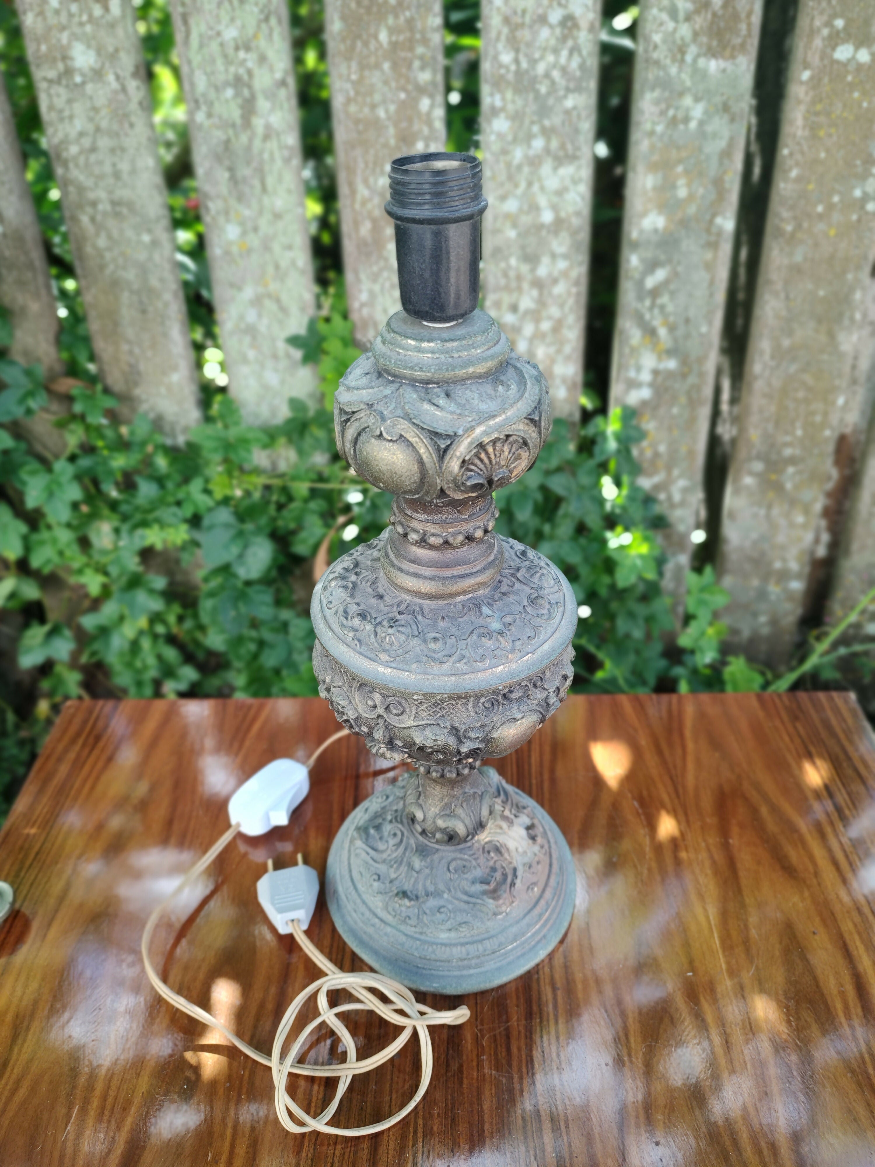 Antigo Abajur em resina adornada com acabamento metalizado - anos 80