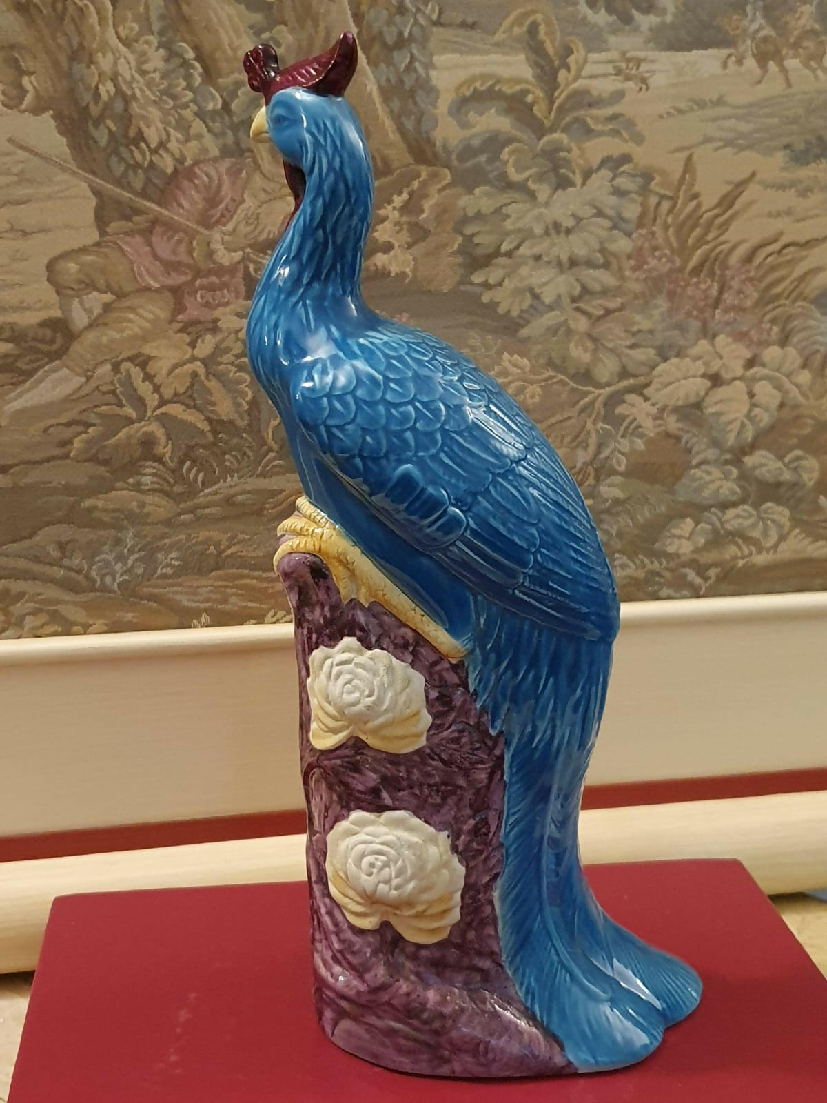 Maravilhosa escultura em porcelana chinesa em forma de um lindo pavão esmaltado de azul. Impecável!