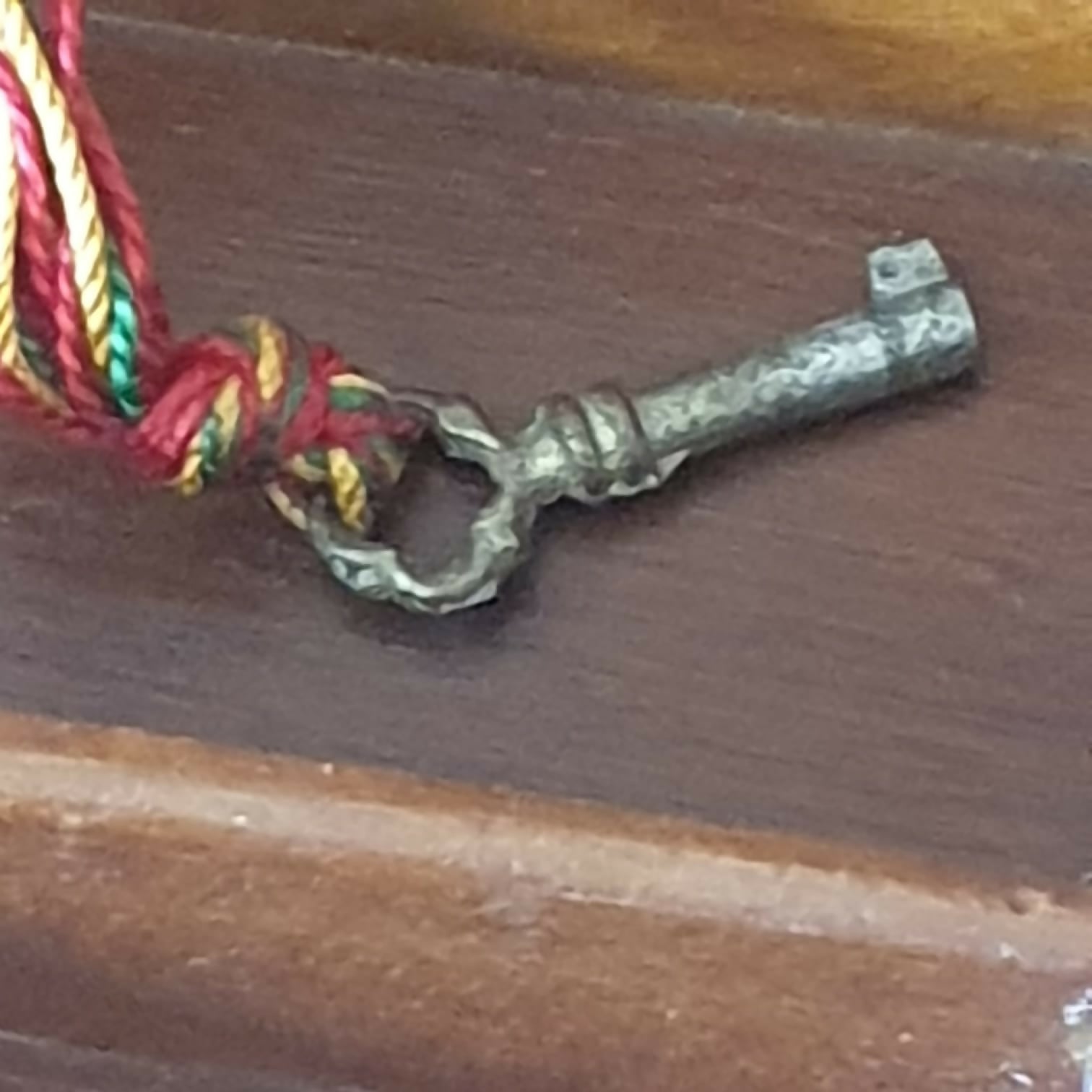 Caixa em madeira, porta joias, trabalhada em detalhes de marchetaria com 2 andares e chave.