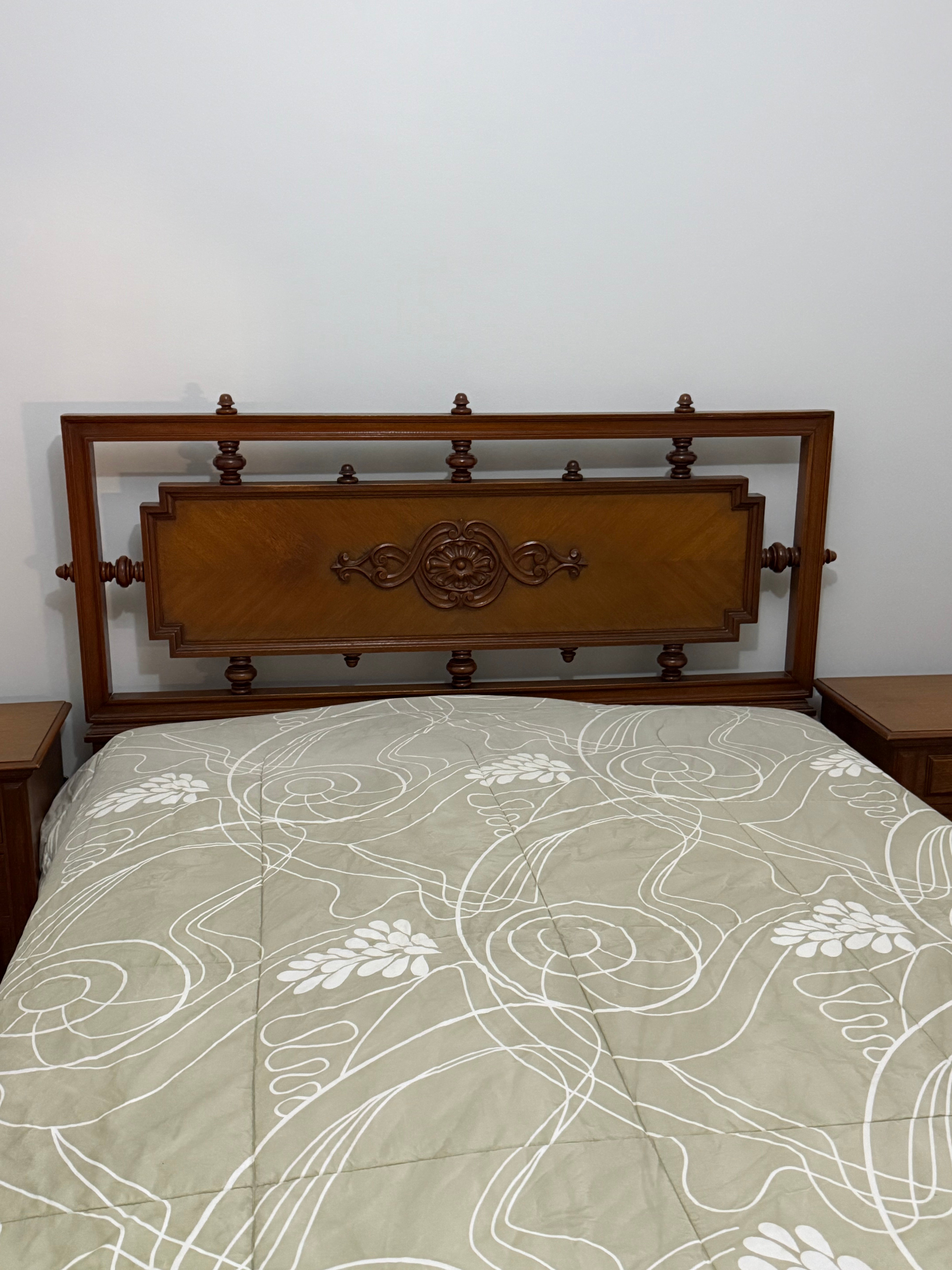Cama casal + colchão em cerejeira entalhada , em excelente estado
