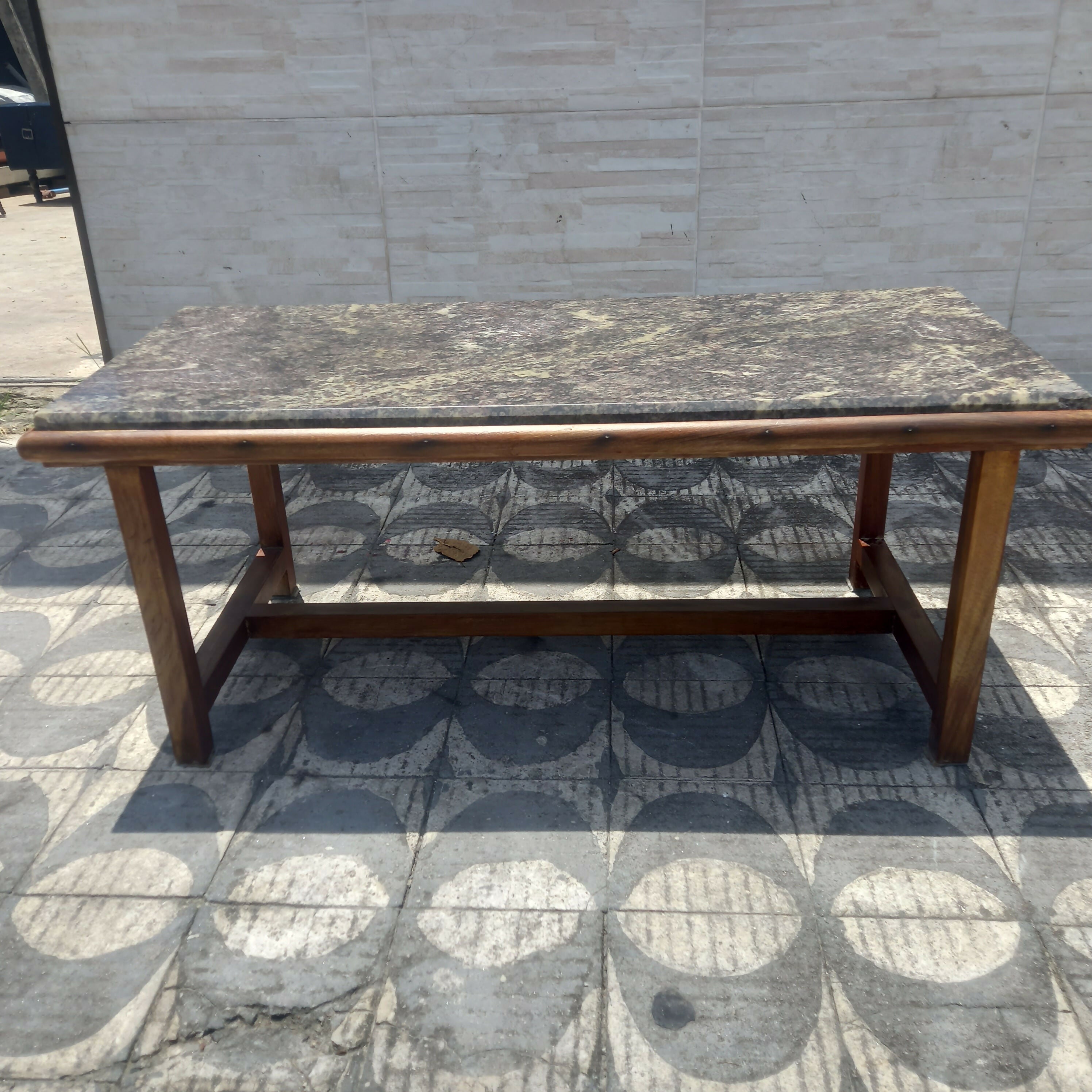 Mesa de centro em madeira com tampo de mármore