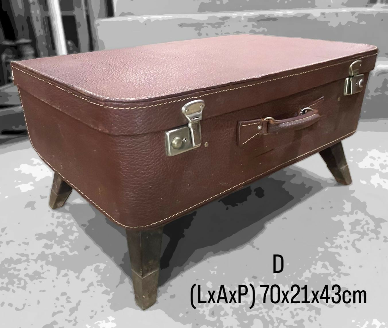 Mesinha de centro customizada com mala antiga