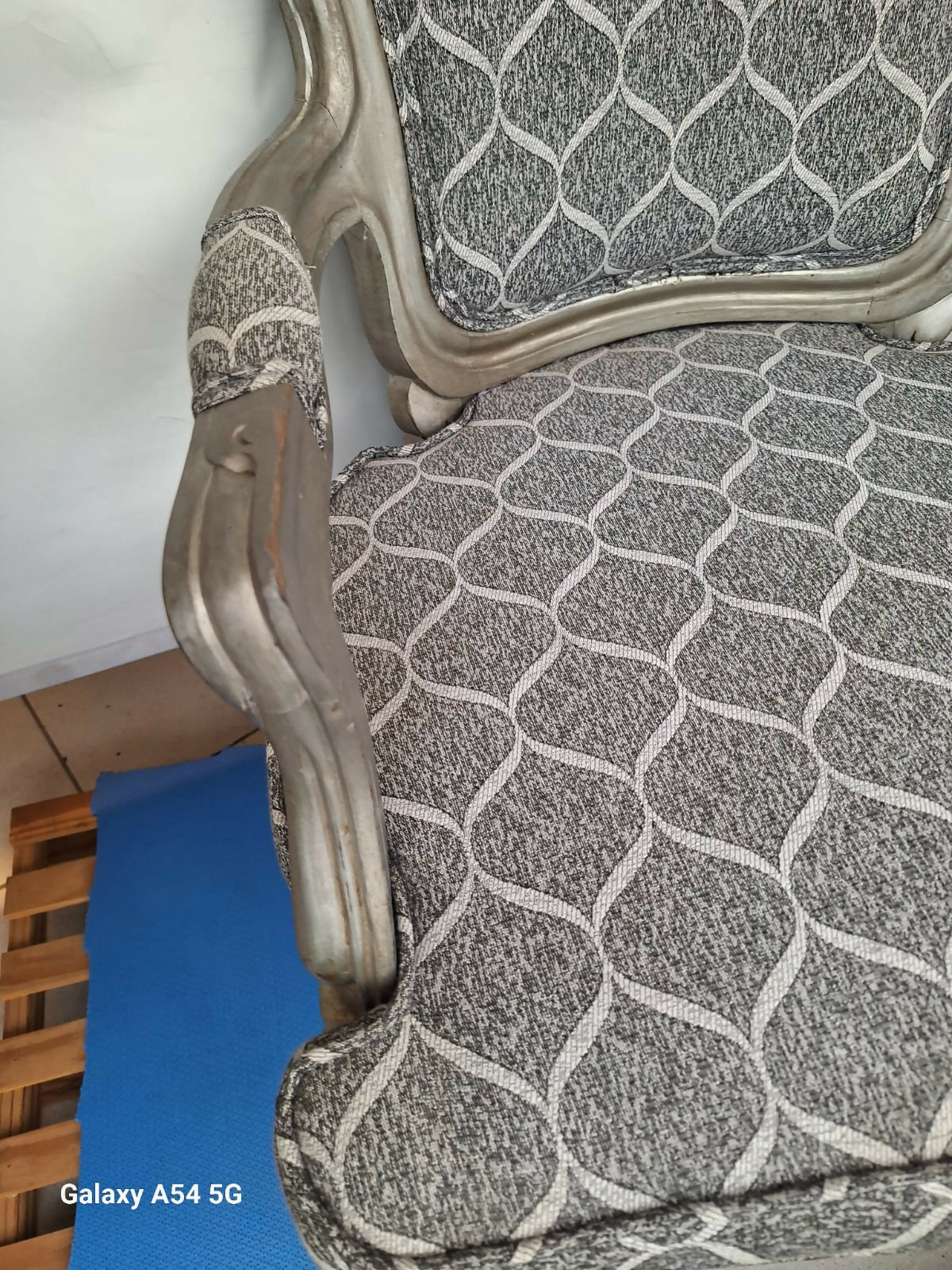 Poltrona com estofado estampado