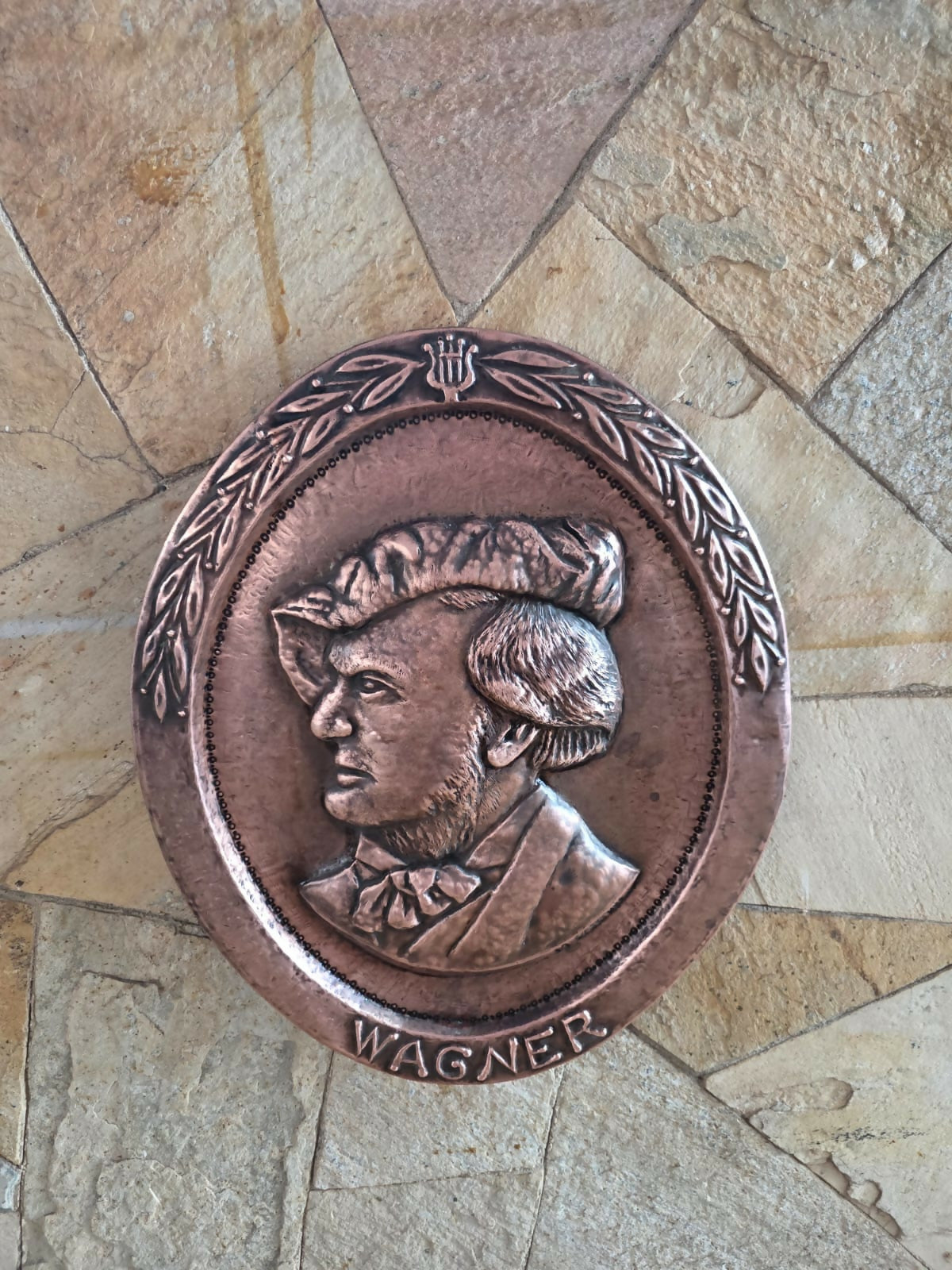 Medalhão em cobre com relevo de Wagner, assinado por M. Sartini.