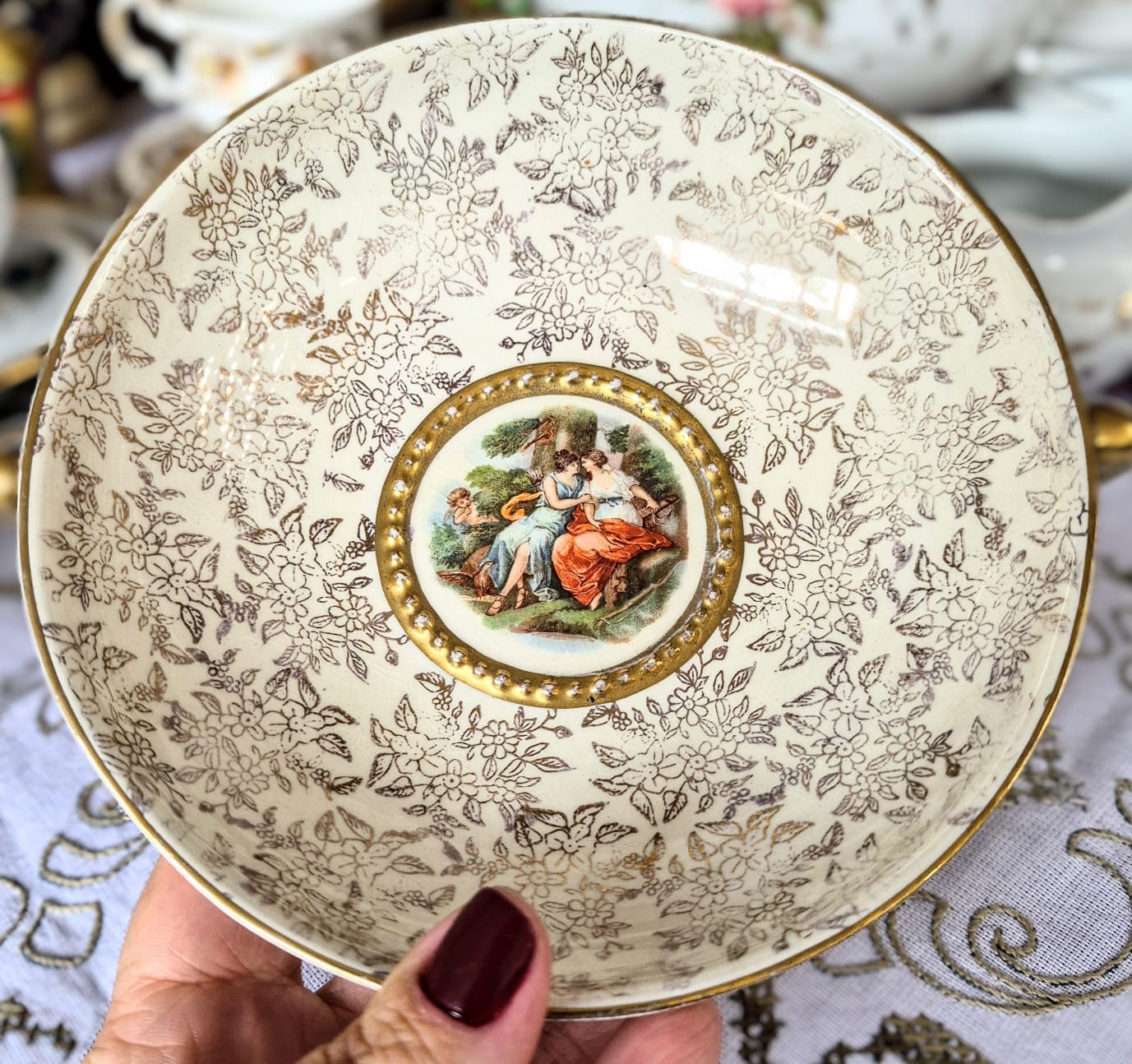 Fruteira pedestal lindíssima em porcelana inglesa, anos 40, Empire Porcelain Co. Decorada com linda cena galante no centro e estampa Gold Chintz em douração em cima do fundo marfim.  Maravilhosa!