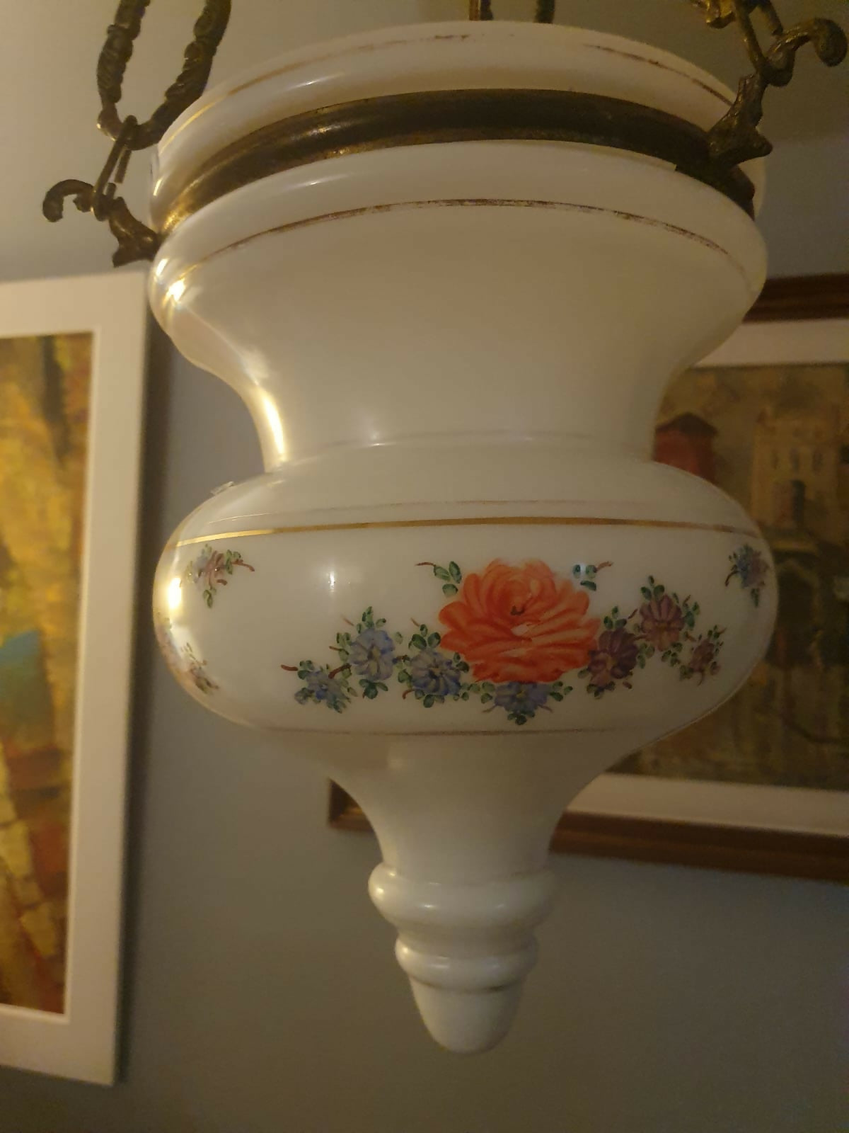 Antiga luminária pendente de teto em opalina branca pintada a mão com estrutura em bronze