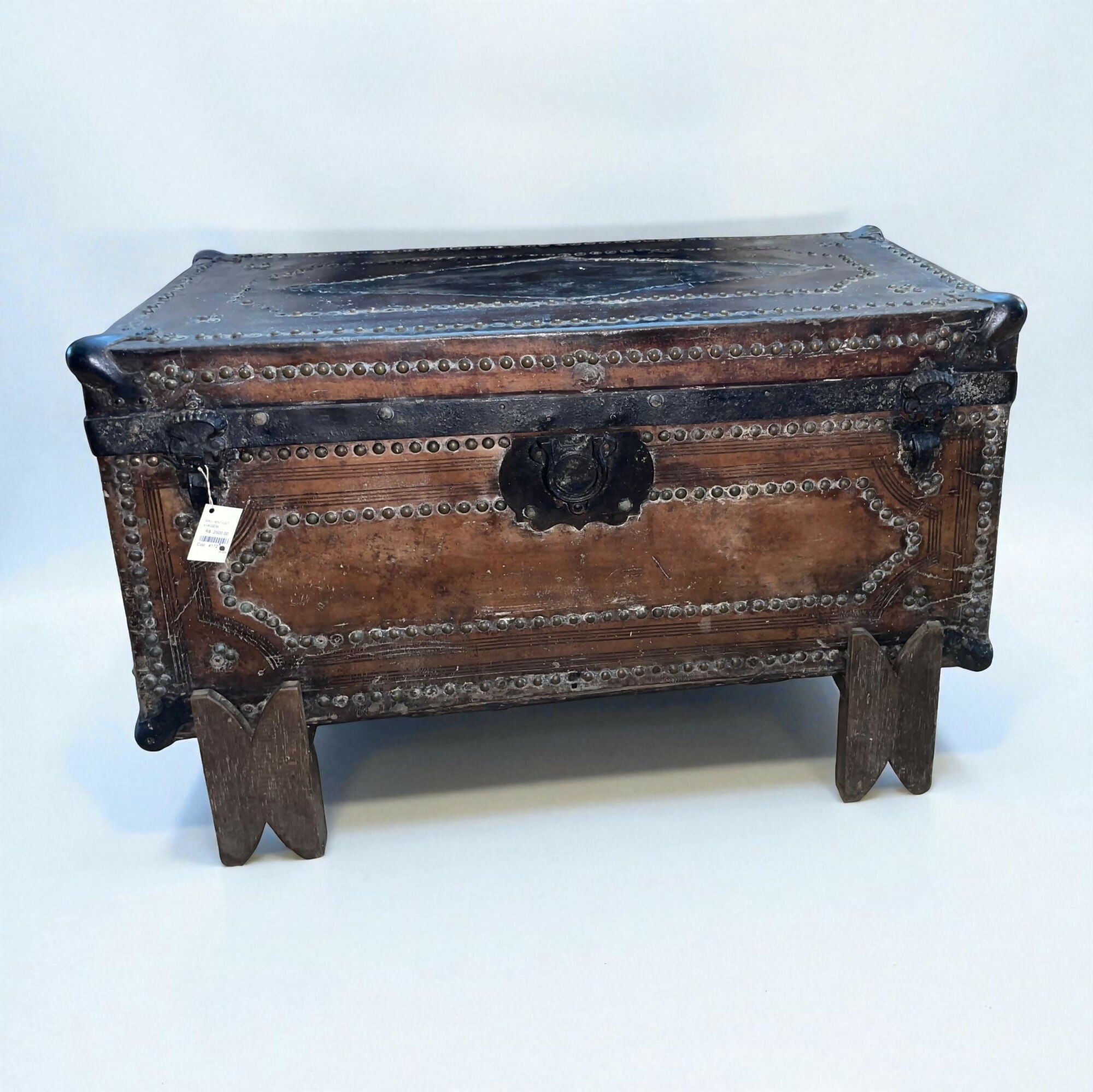 BAÚ DE VIAGEM ANTIGO ESTILO MANUELINO (COURO)