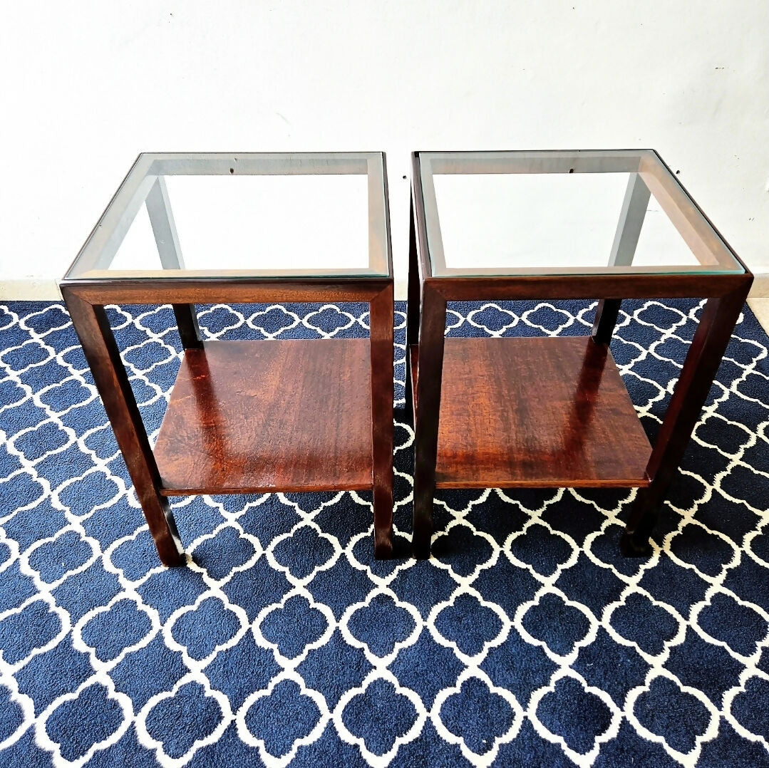 PAR DE MESAS QUADRADAS ANOS 60 EM MADEIRA MACIÇA